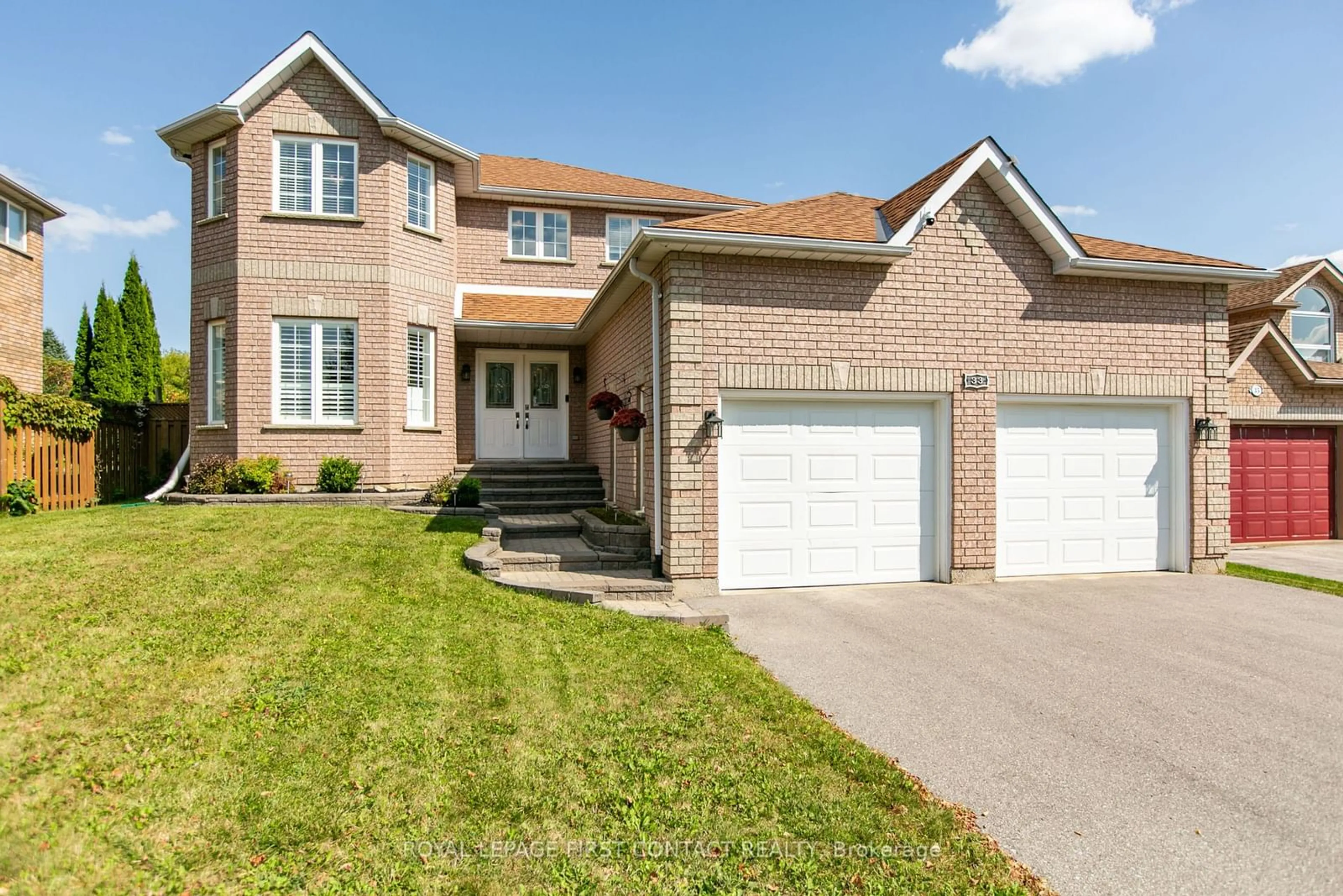 Frontside or backside of a home for 33 LOGAN Crt, Barrie Ontario L4N 8G9