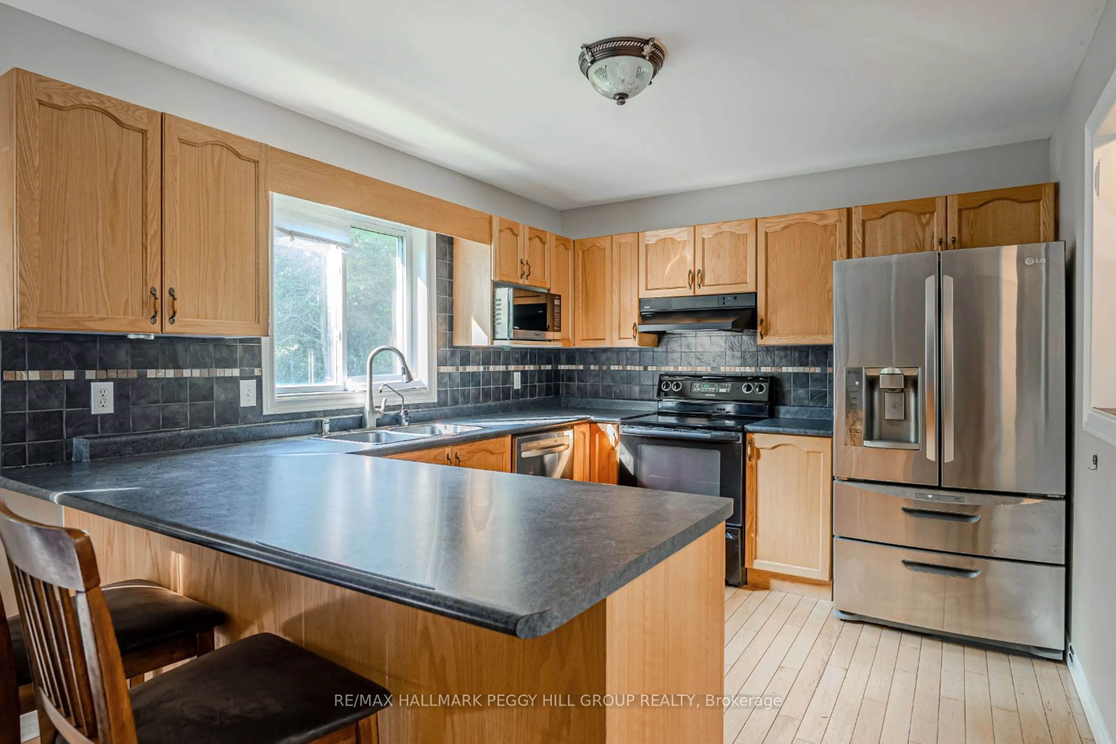 Open concept kitchen for 29 Melville Crt, Oro-Medonte Ontario L0L 2E0