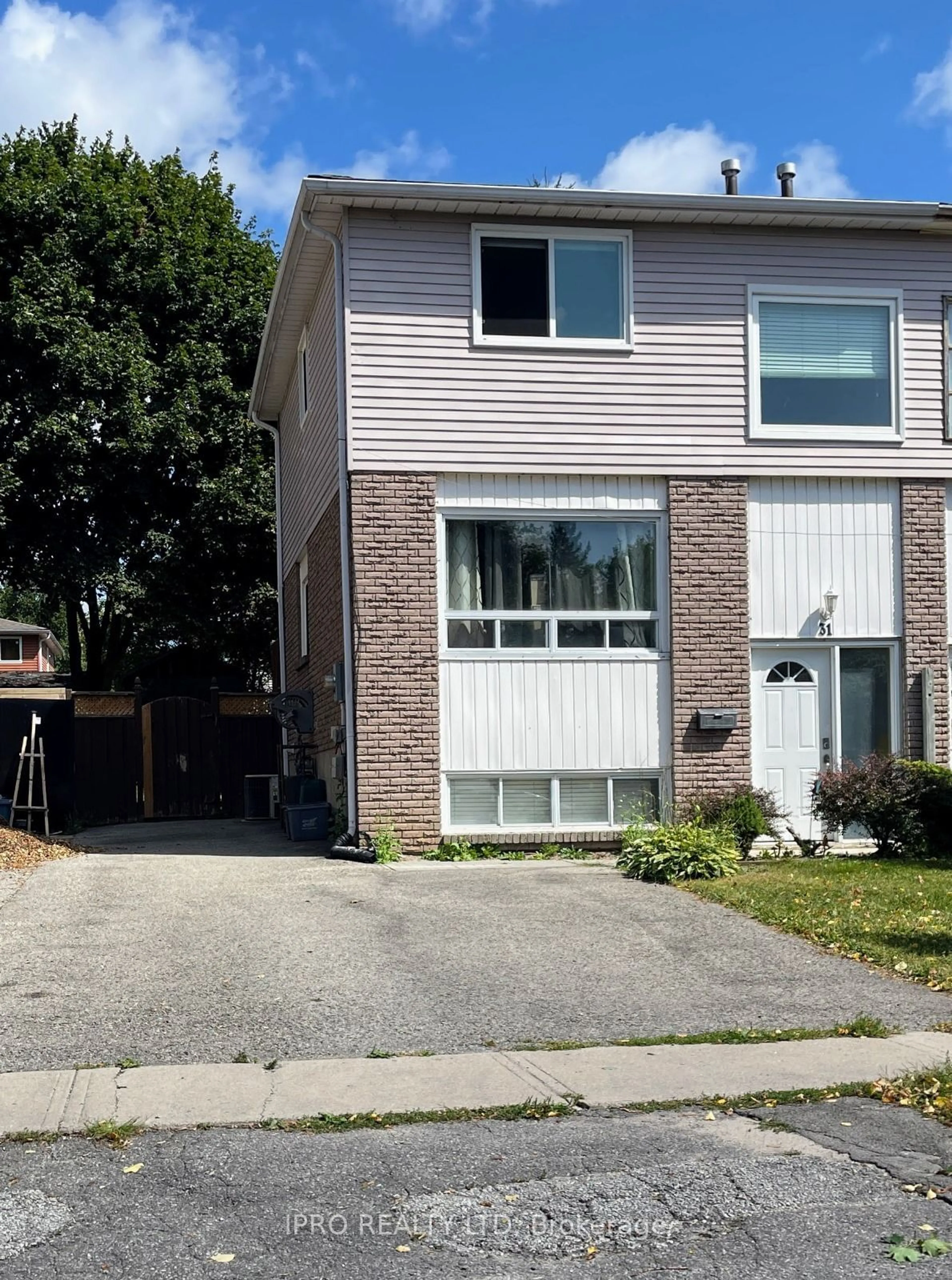 A pic from exterior of the house or condo, the street view for 31 Carlton Rd, Barrie Ontario L4M 5K8