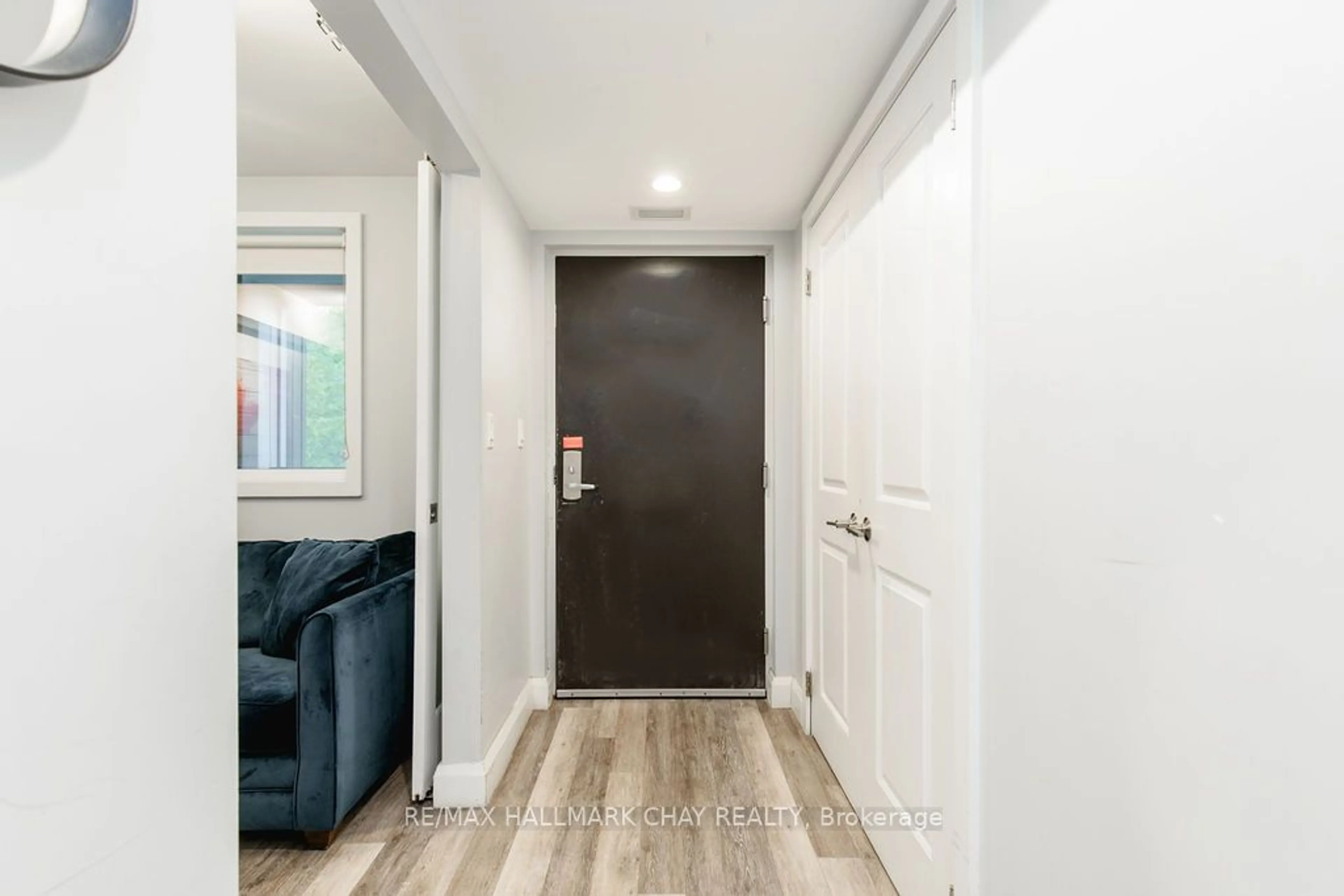 Indoor entryway for 80 Horseshoe Blvd #307, Oro-Medonte Ontario L4M 4Y8