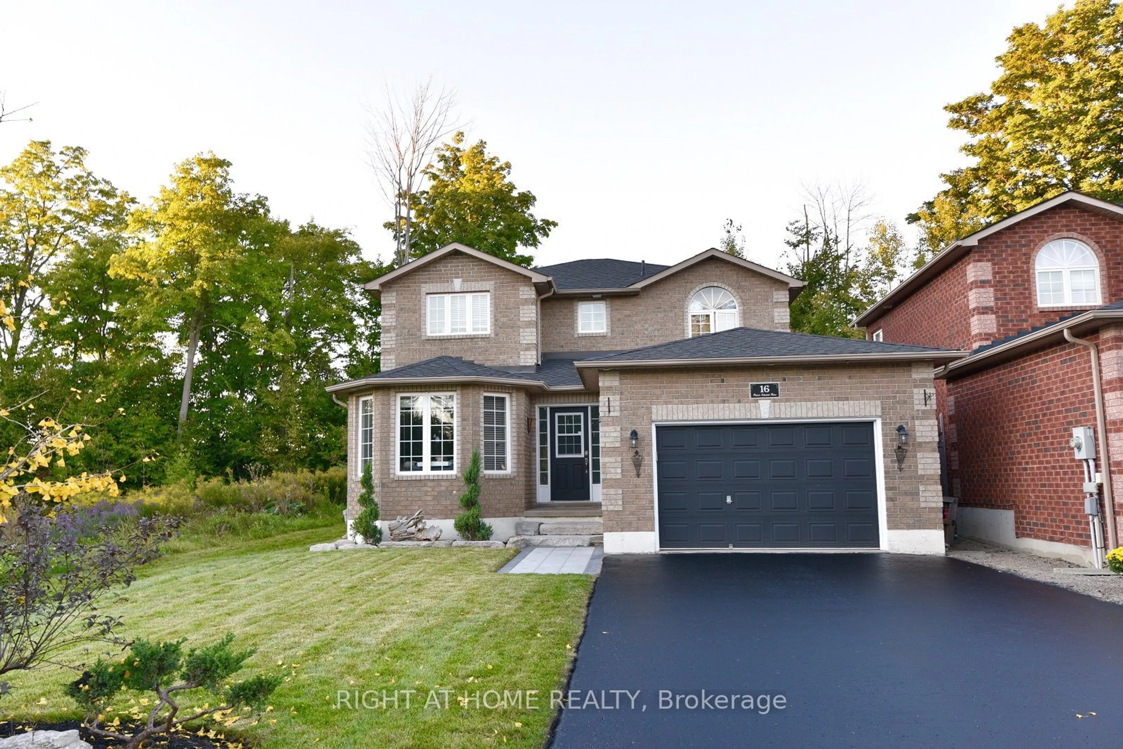 Frontside or backside of a home, the street view for 16 PRINCE EDWARD Pl, Barrie Ontario L4M 7J5