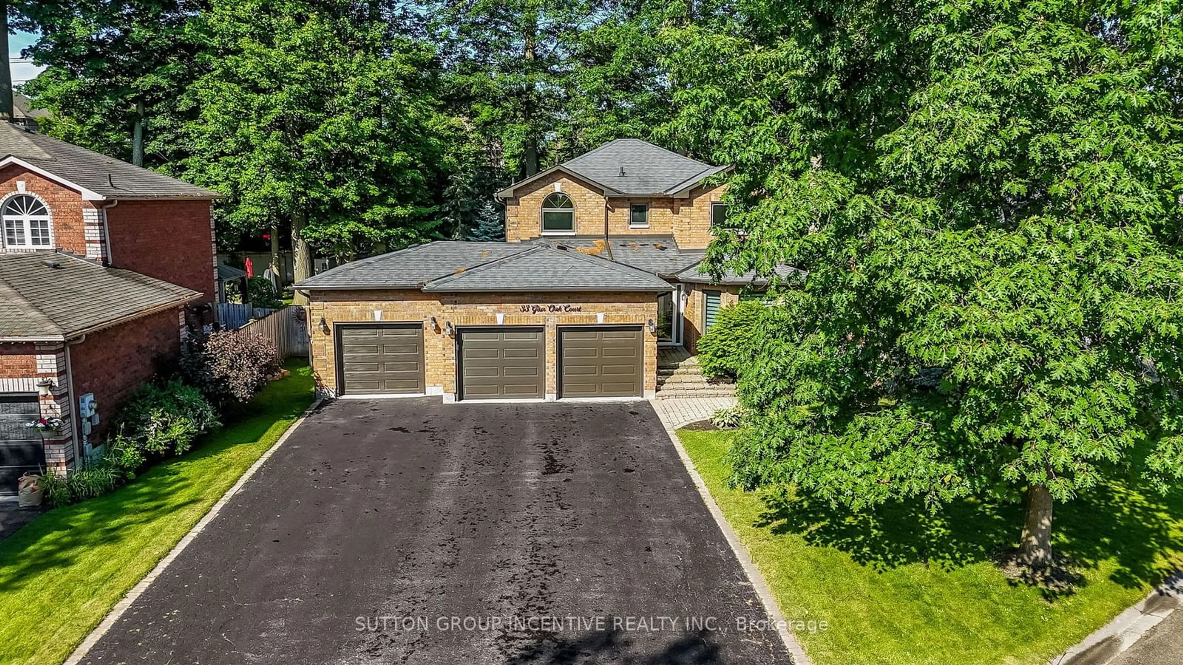 Frontside or backside of a home, cottage for 33 Glen Oak Crt, Barrie Ontario L4M 6M4