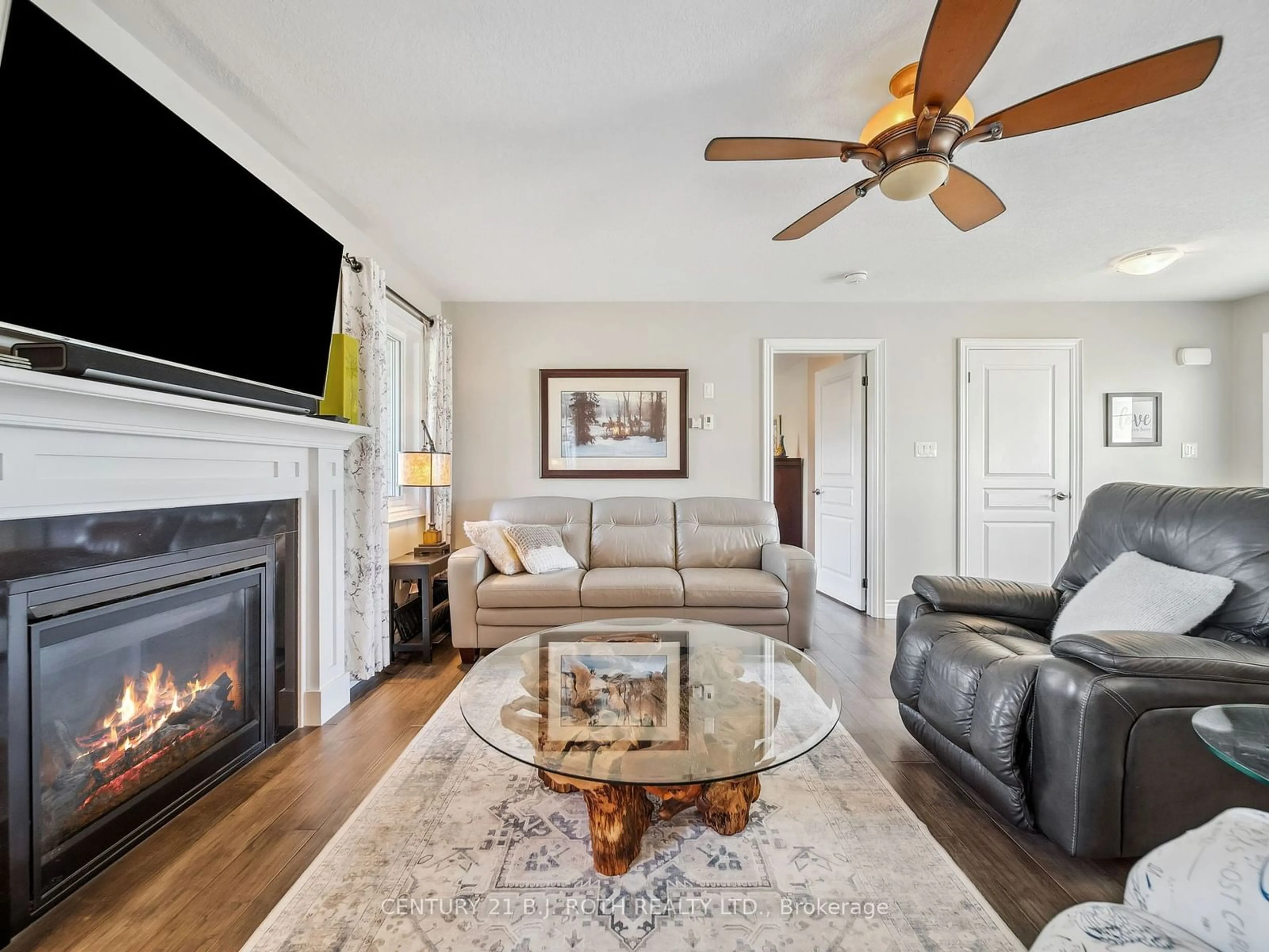 Living room, wood floors for 35 Grace Cres, Oro-Medonte Ontario L3V 8N6