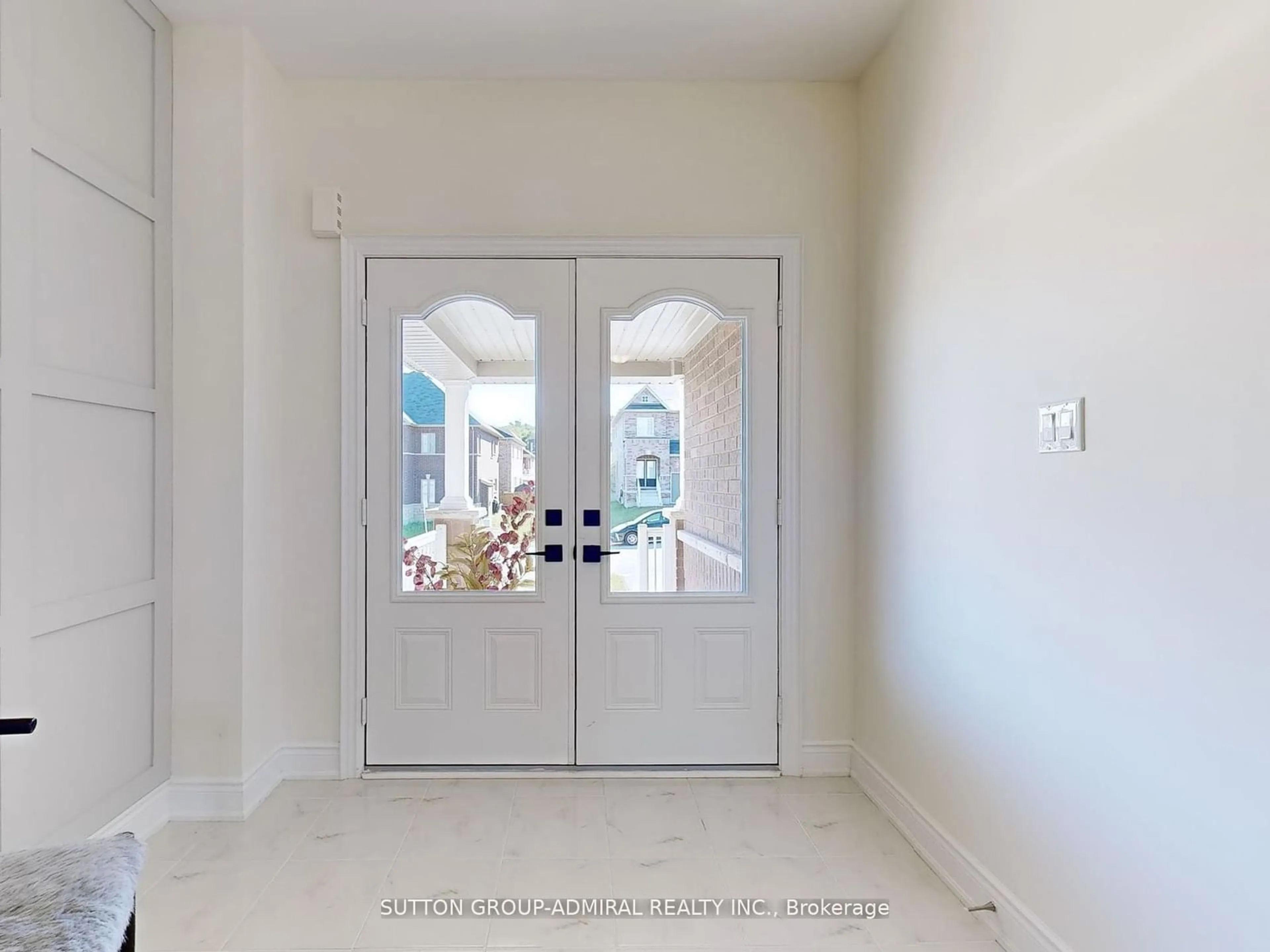 Indoor entryway, cement floor for 169 Muirfield Dr, Barrie Ontario L4N 5S4