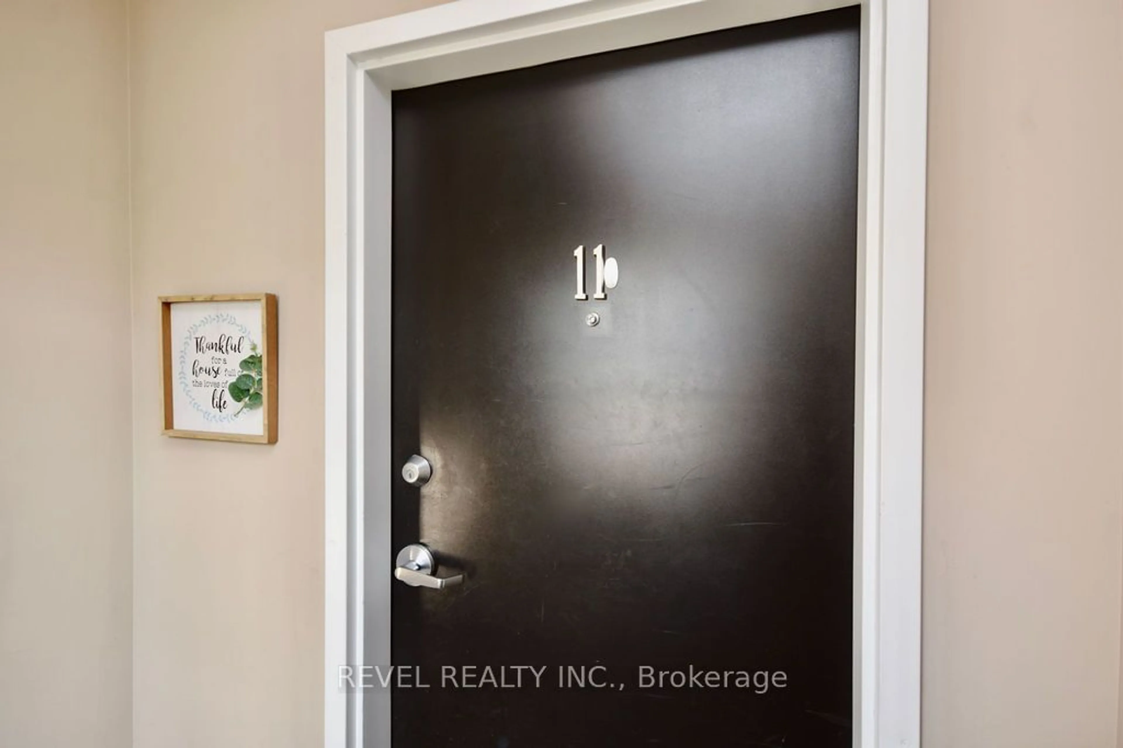 Indoor entryway, wood floors for 53 Ferndale Dr #11, Barrie Ontario L4N 5W9