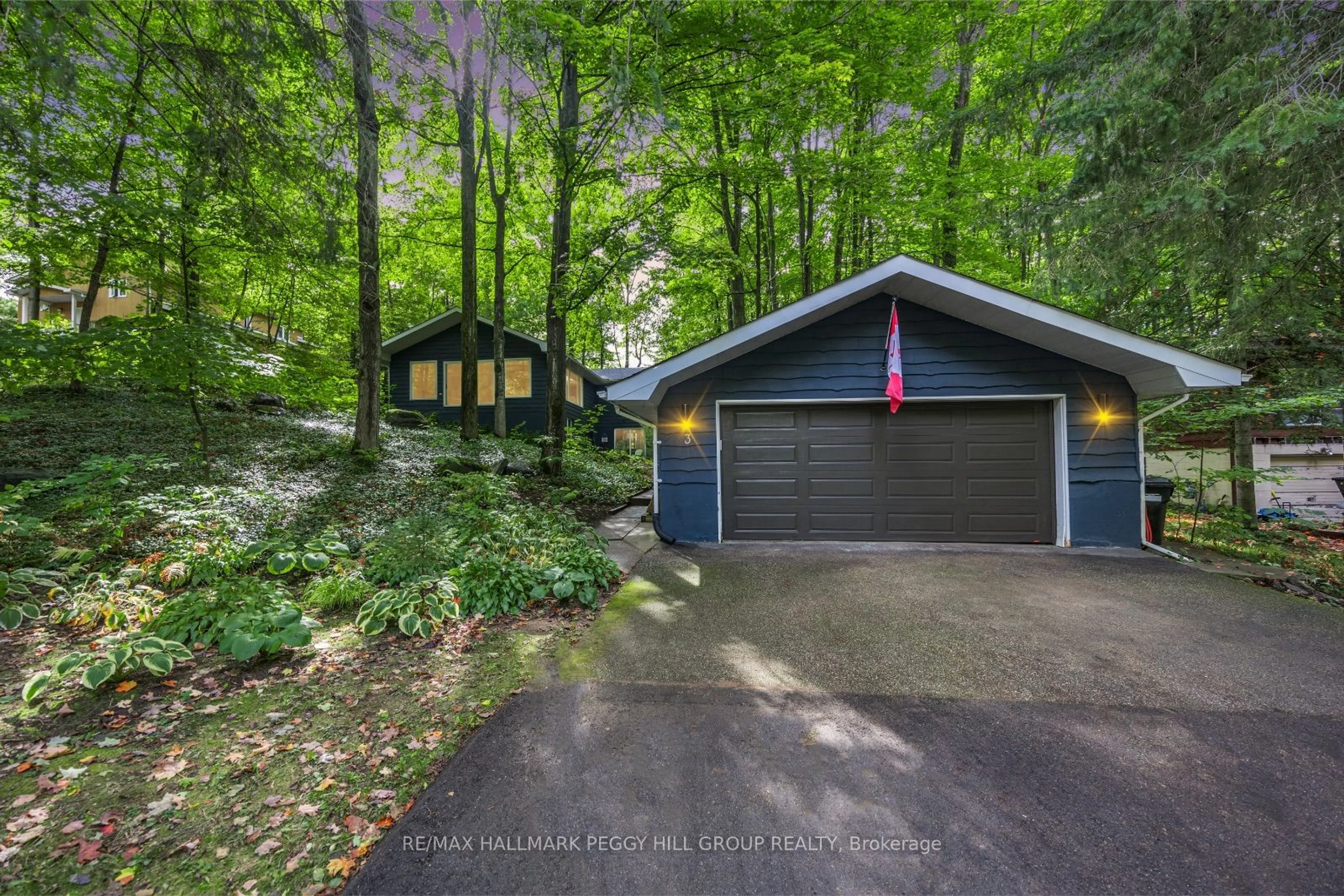 Indoor garage for 3 Maplecrest Crt, Oro-Medonte Ontario L4M 4Y8