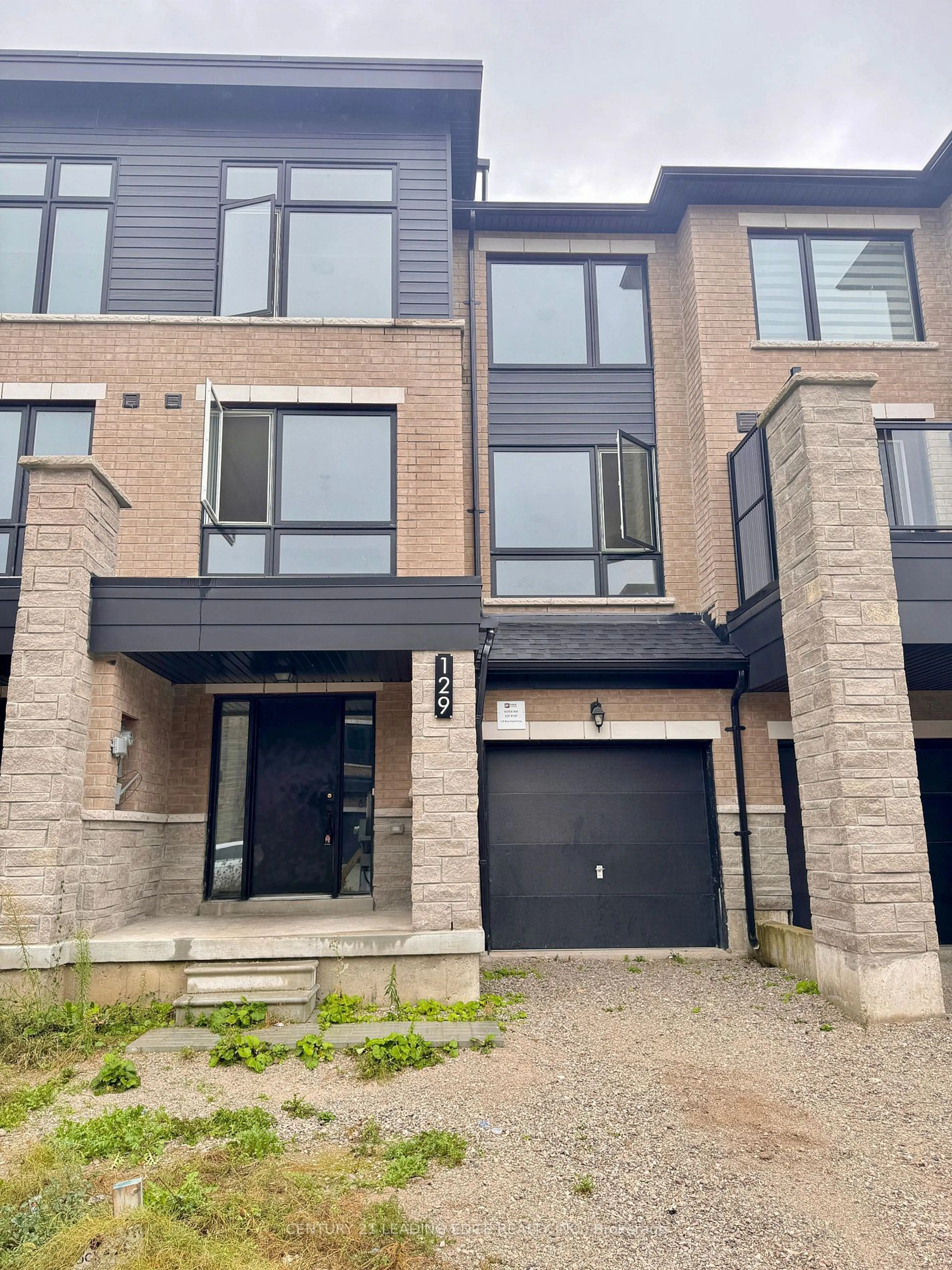 A pic from exterior of the house or condo, the front or back of building for 129 Blue Forest Cres, Barrie Ontario L4M 7J6