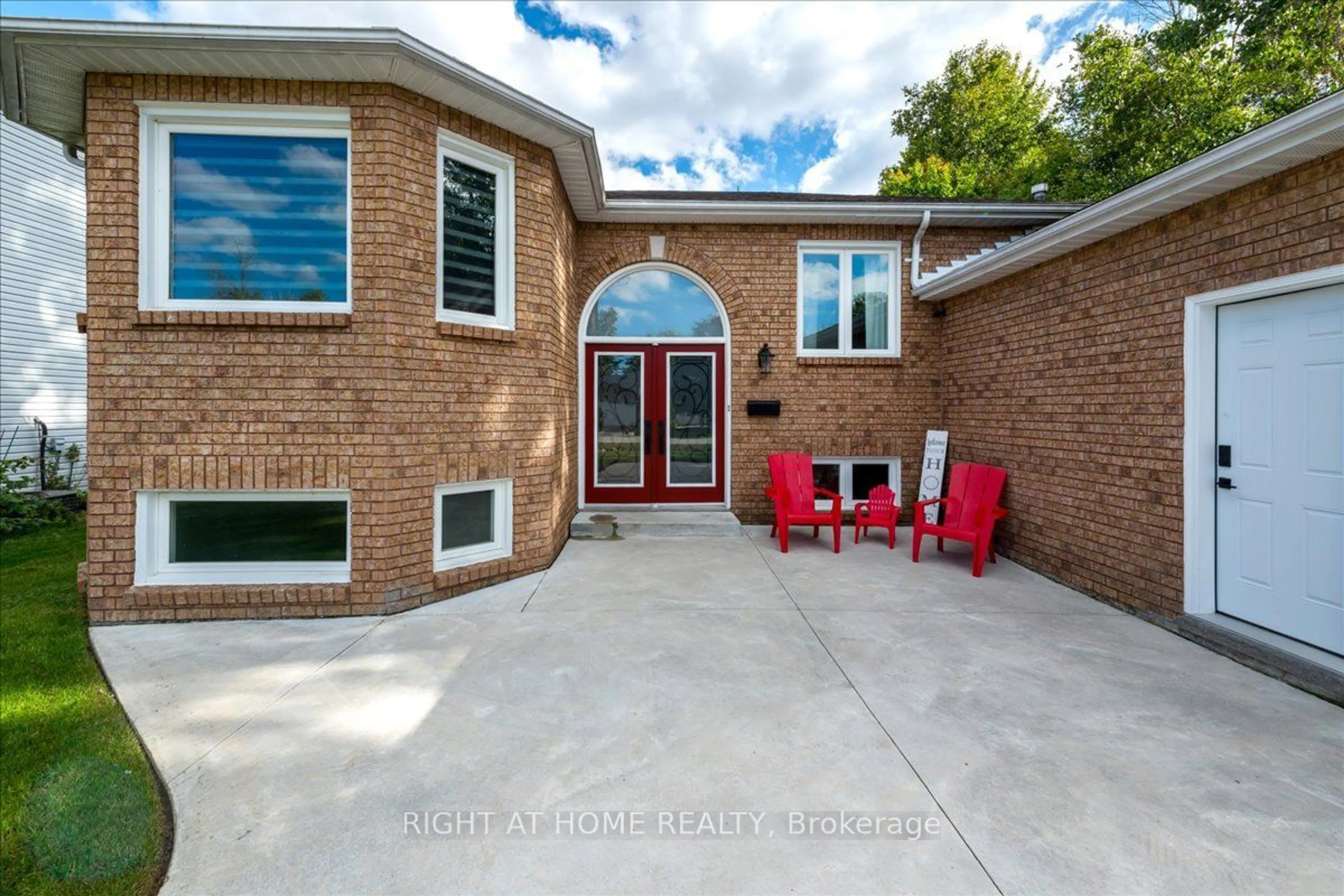 Home with brick exterior material for 53 Royal Beech Dr, Wasaga Beach Ontario L9Z 1H3