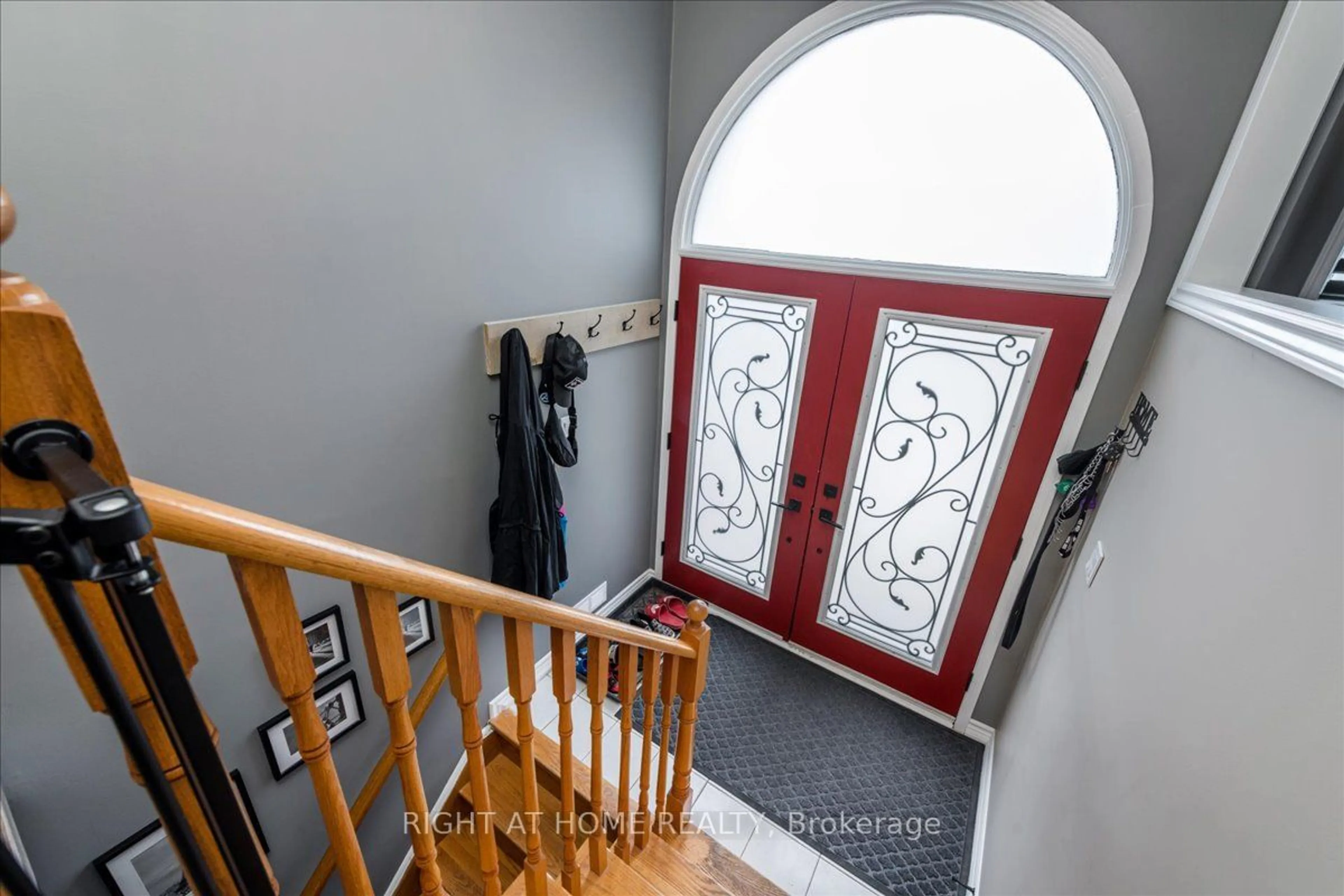 Indoor entryway, wood floors for 53 Royal Beech Dr, Wasaga Beach Ontario L9Z 1H3