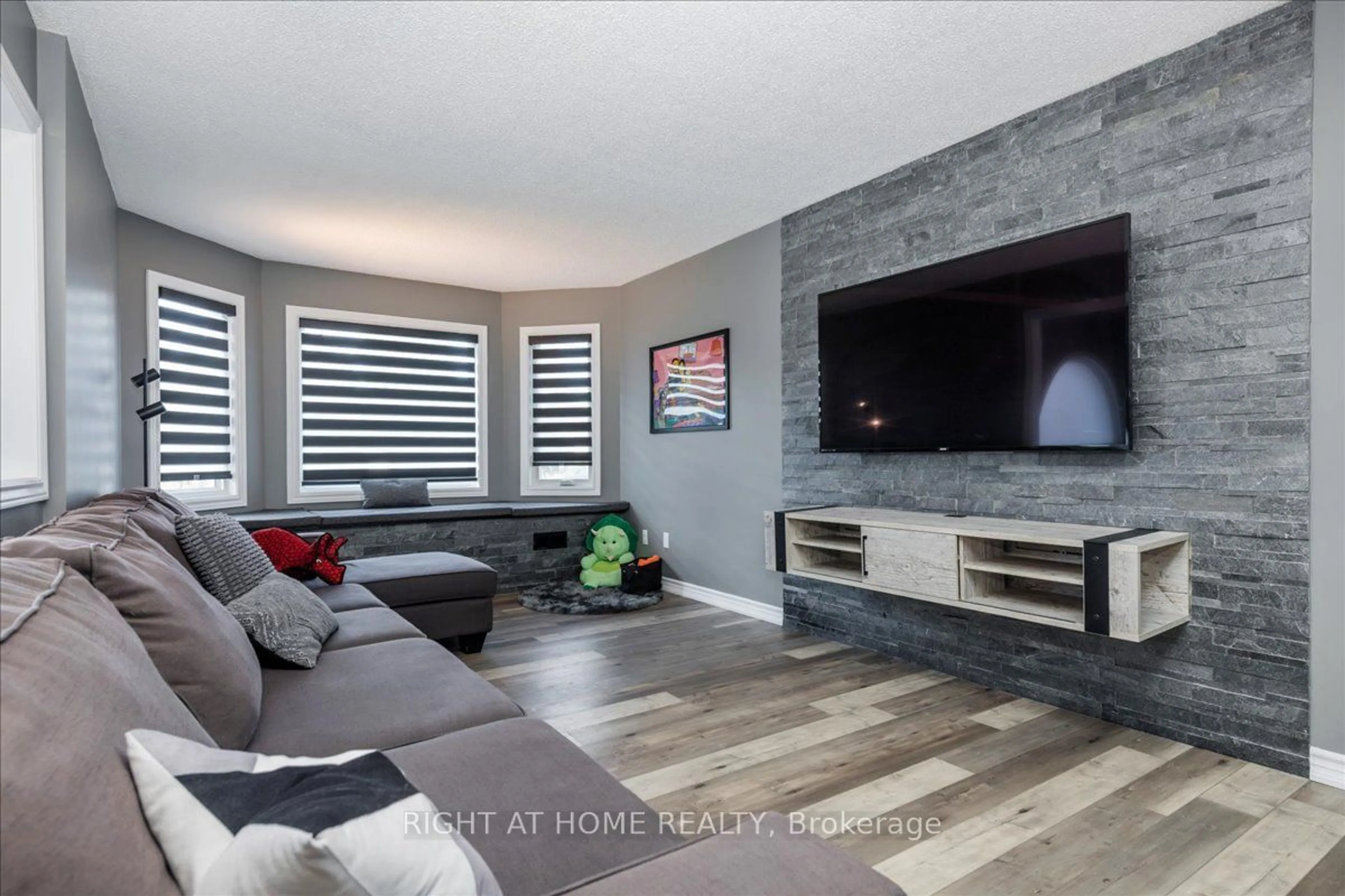 Media room, wood floors for 53 Royal Beech Dr, Wasaga Beach Ontario L9Z 1H3