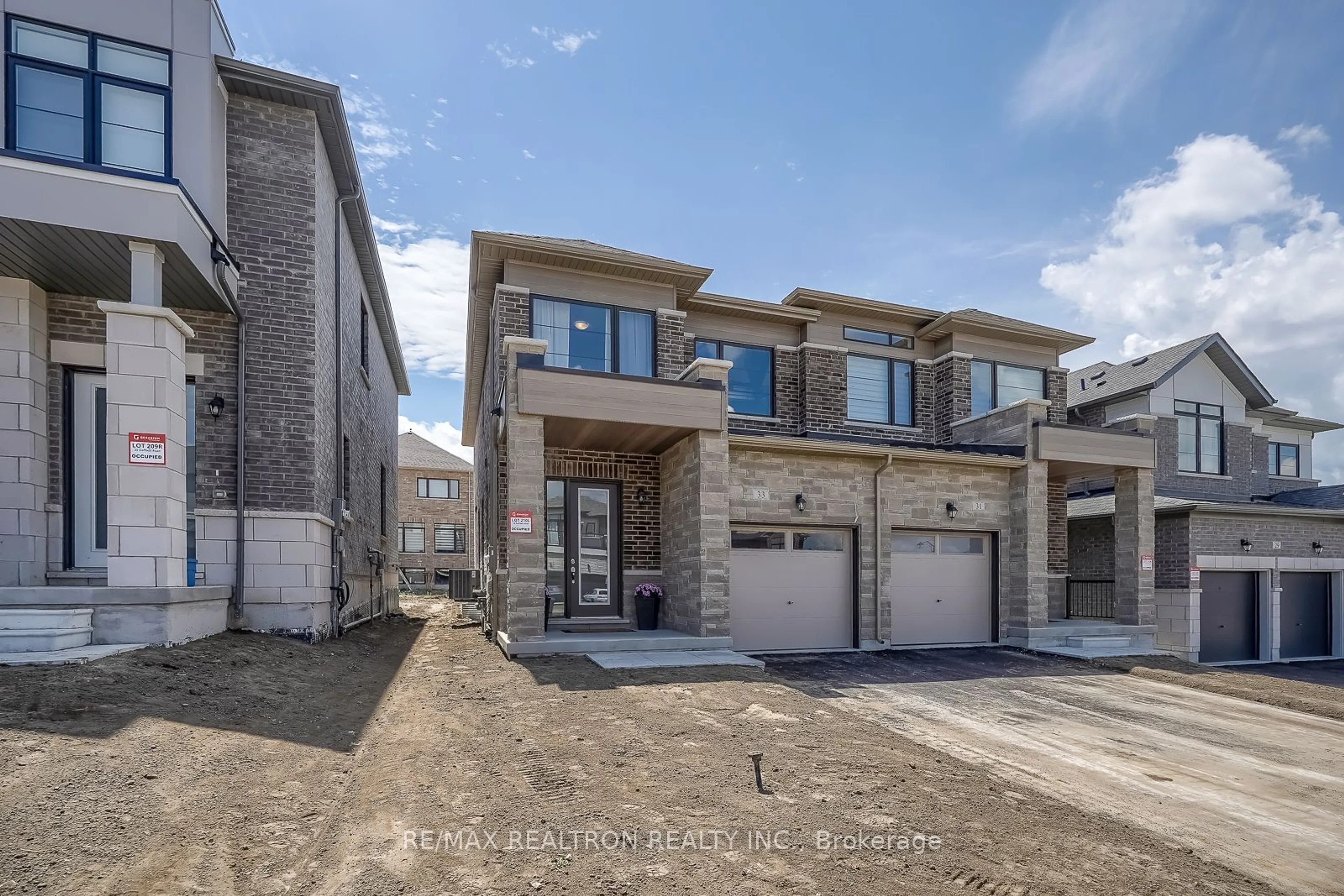 A pic from exterior of the house or condo, the street view for 33 Daffodil Rd, Springwater Ontario L9X 3E3