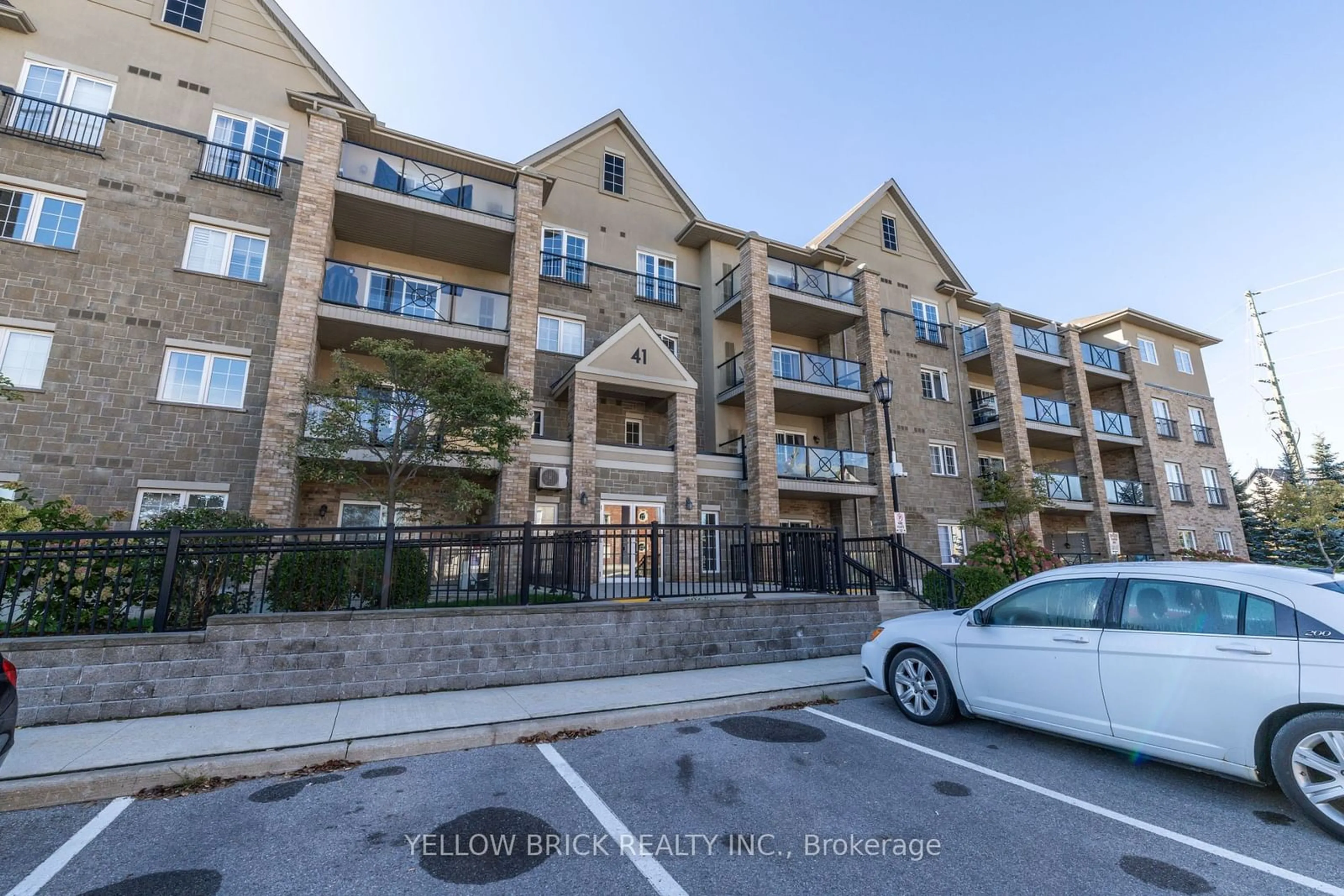 A pic from exterior of the house or condo for 41 Ferndale Dr #210, Barrie Ontario L4N 5T6