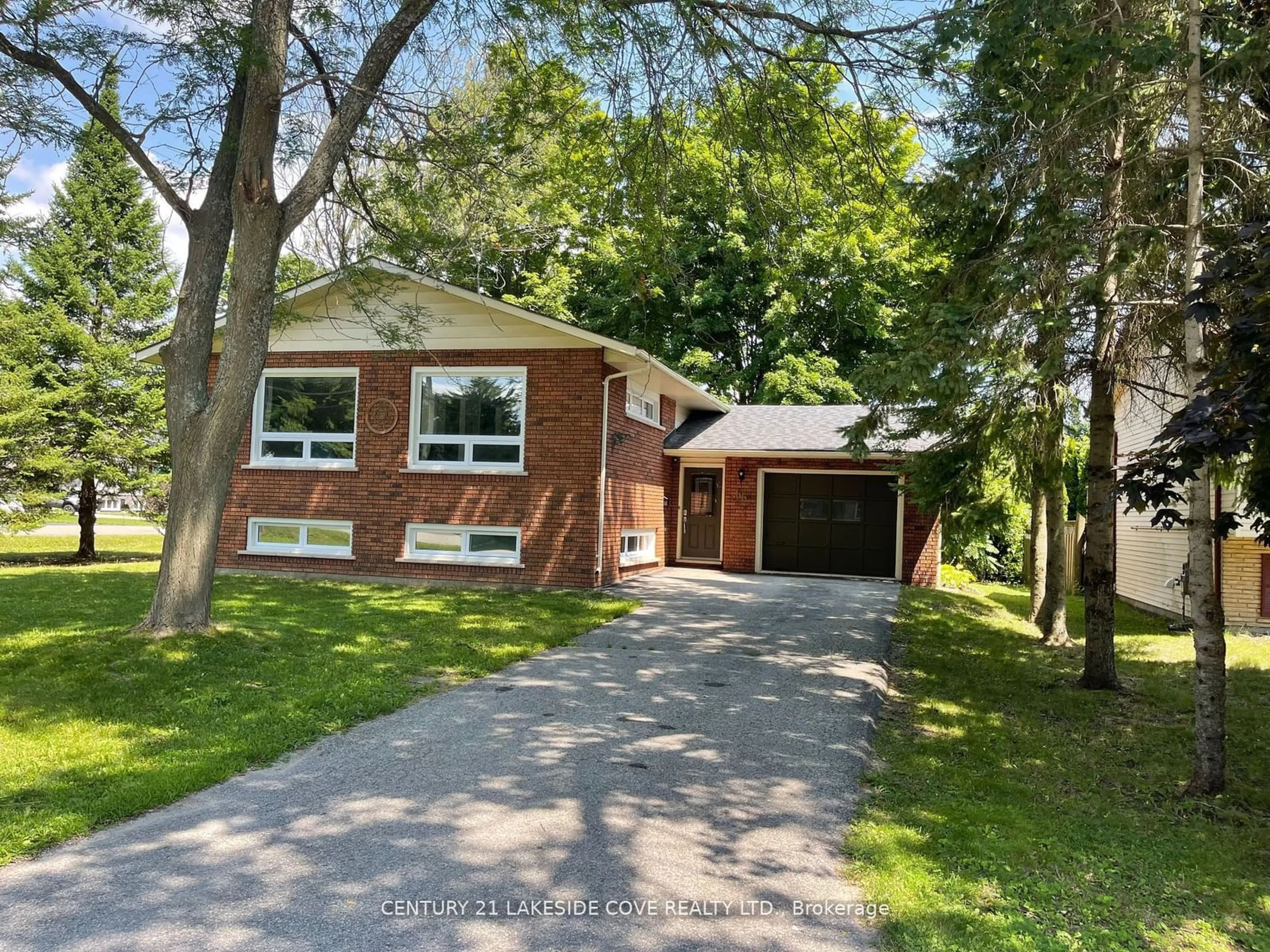 Home with brick exterior material for 66 Second St, Orillia Ontario L3V 4B4