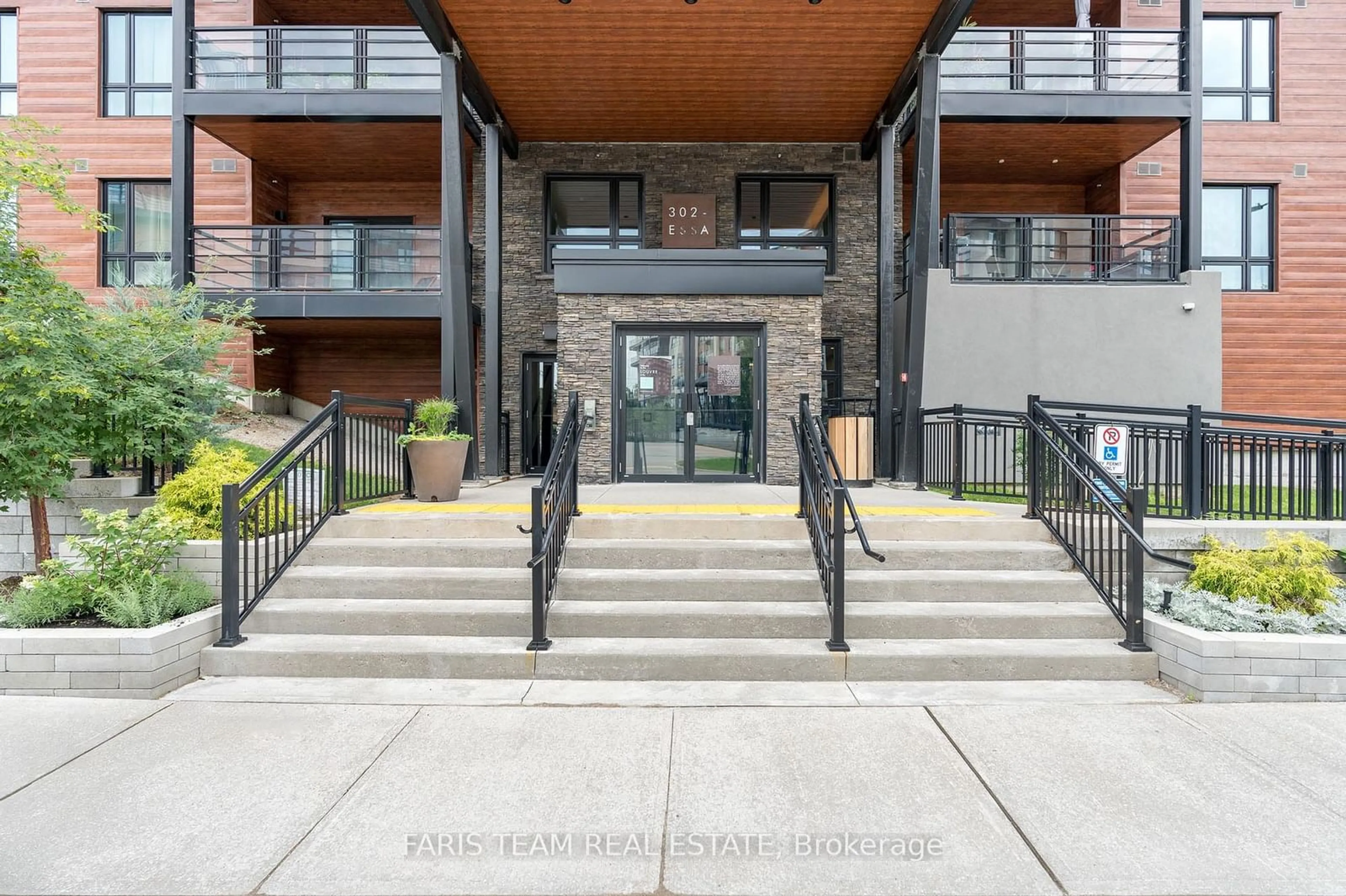 Indoor foyer, wood floors for 302 Essa Rd #603, Barrie Ontario L9J 0H3