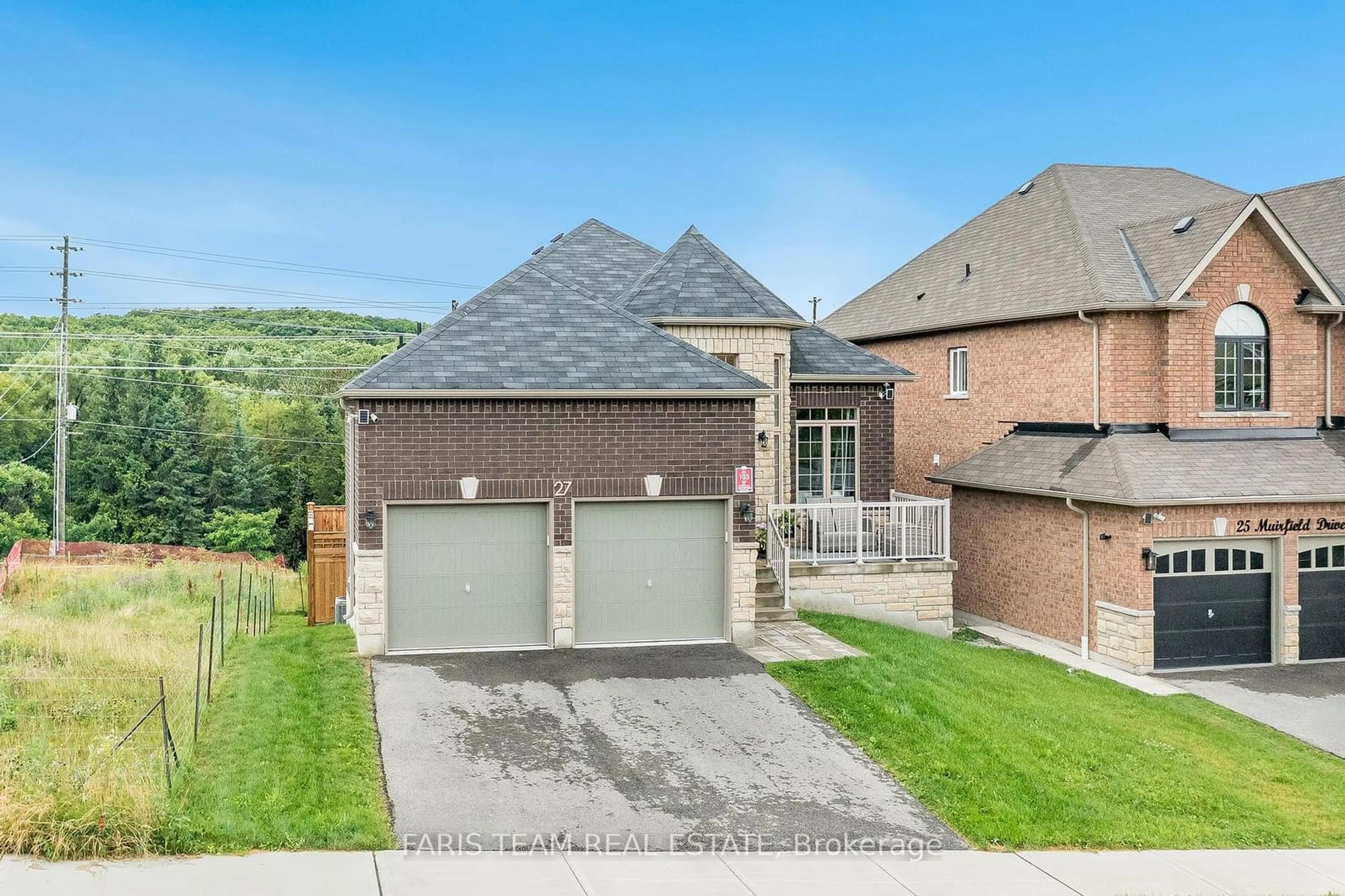 A pic from outside/outdoor area/front of a property/back of a property/a pic from drone, street for 27 Muirfield Dr, Barrie Ontario L4N 5S4