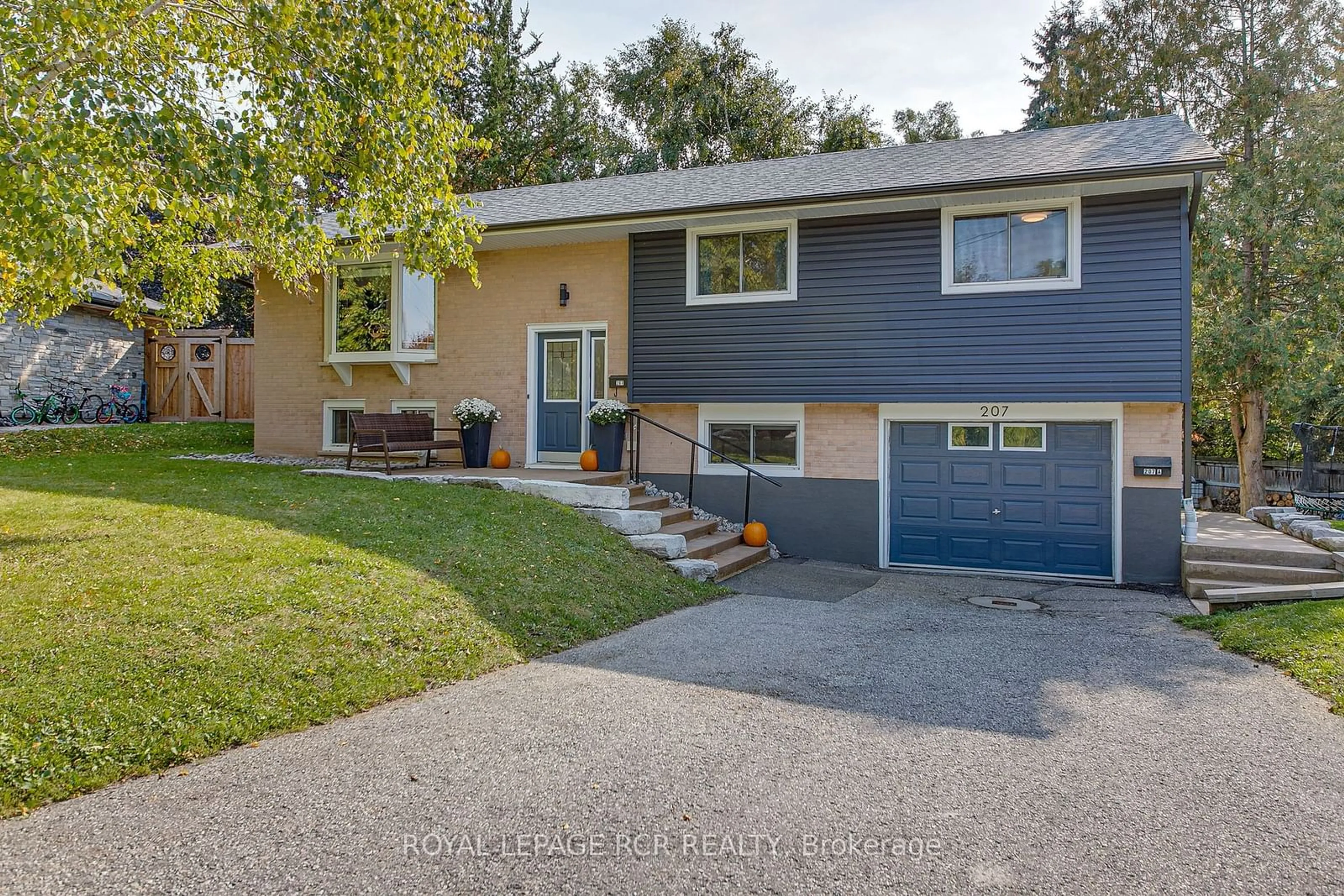 Frontside or backside of a home, the street view for 207 Merrett Dr, Barrie Ontario L4N 3Y4