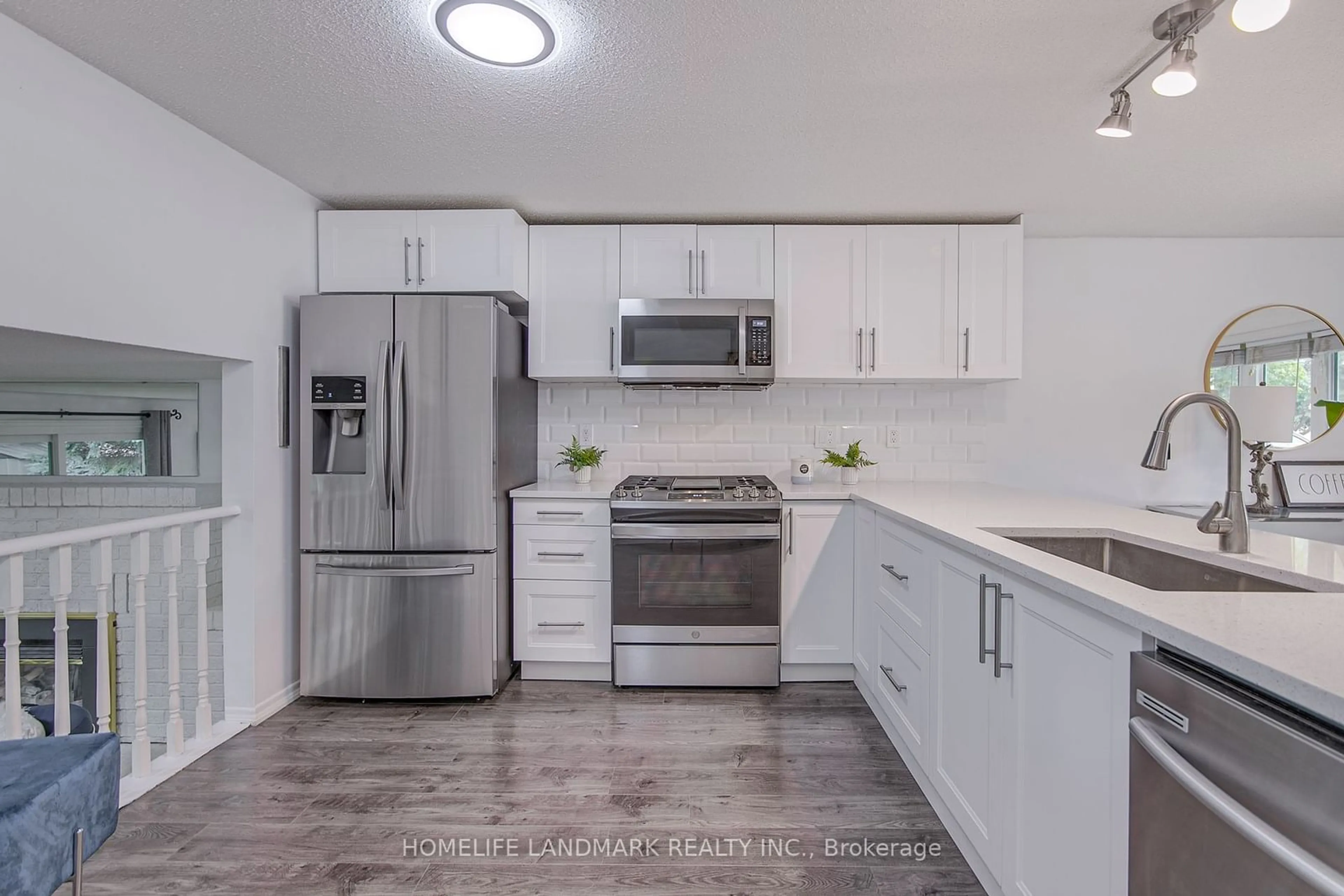 Standard kitchen for 277 Nelson St, Barrie Ontario L4M 5P6