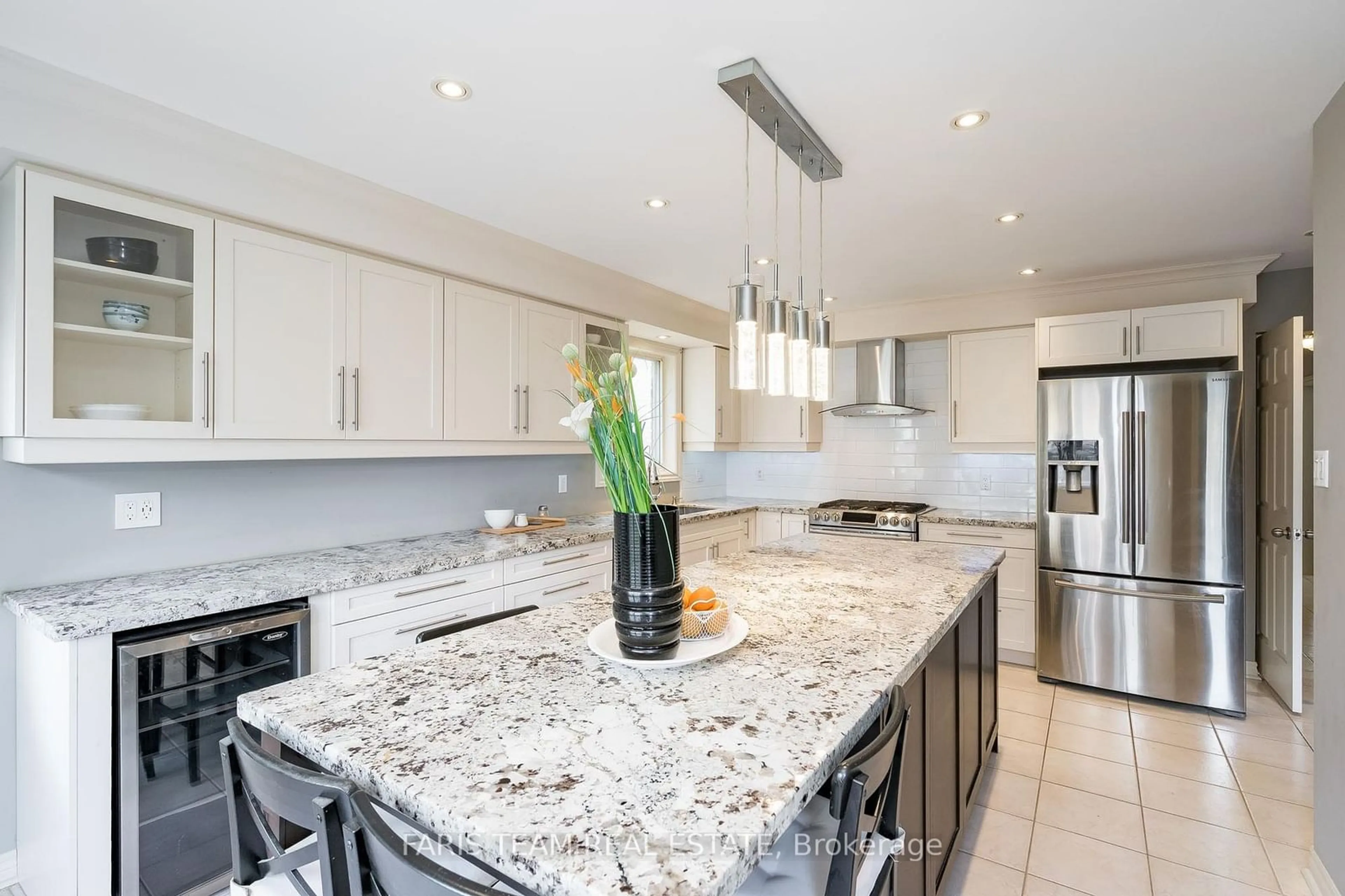 Contemporary kitchen, ceramic floors, mountain for 67 Kenwell Cres, Barrie Ontario L4N 0A3