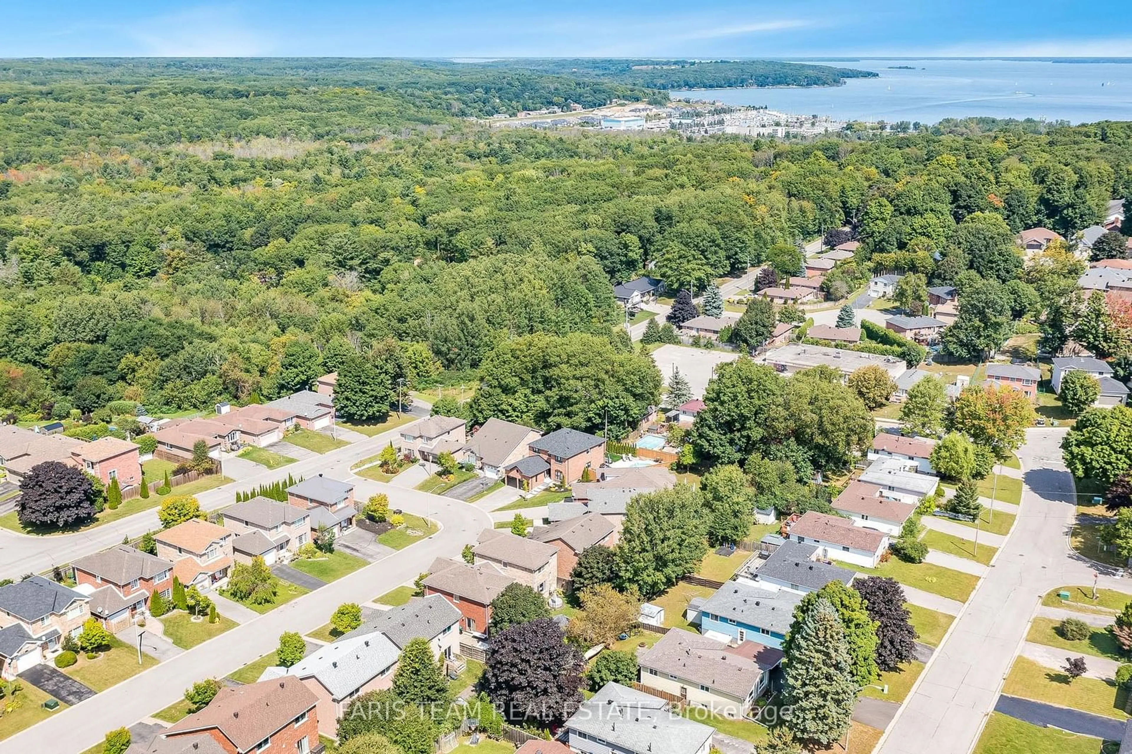 A pic from outside/outdoor area/front of a property/back of a property/a pic from drone, street for 993 Whitney Cres, Midland Ontario L4R 5N3