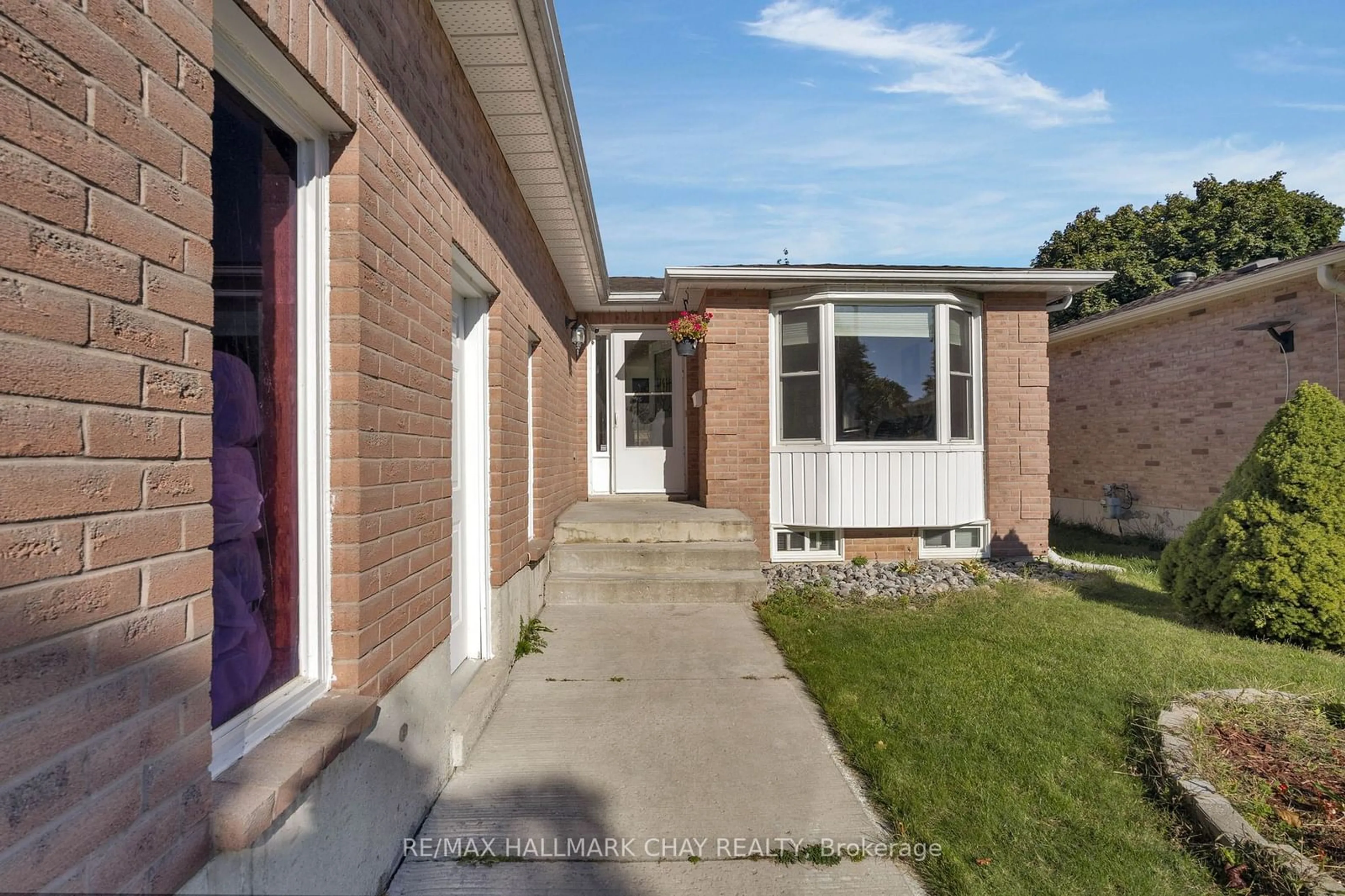 Frontside or backside of a home, the street view for 24 MCVEIGH Dr, Barrie Ontario L4N 7E2