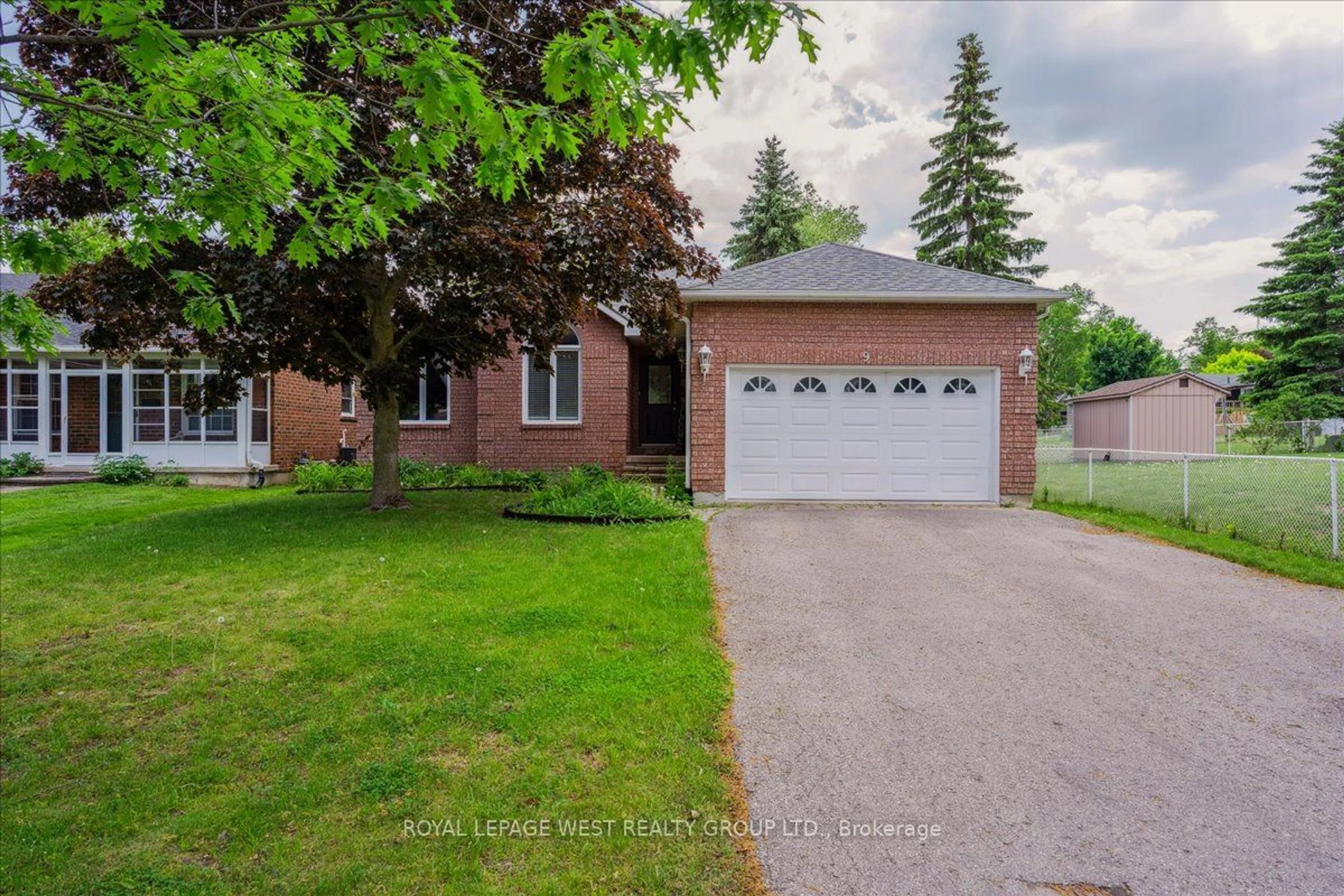 Frontside or backside of a home for 9 Webb St, Barrie Ontario L4N 6V2