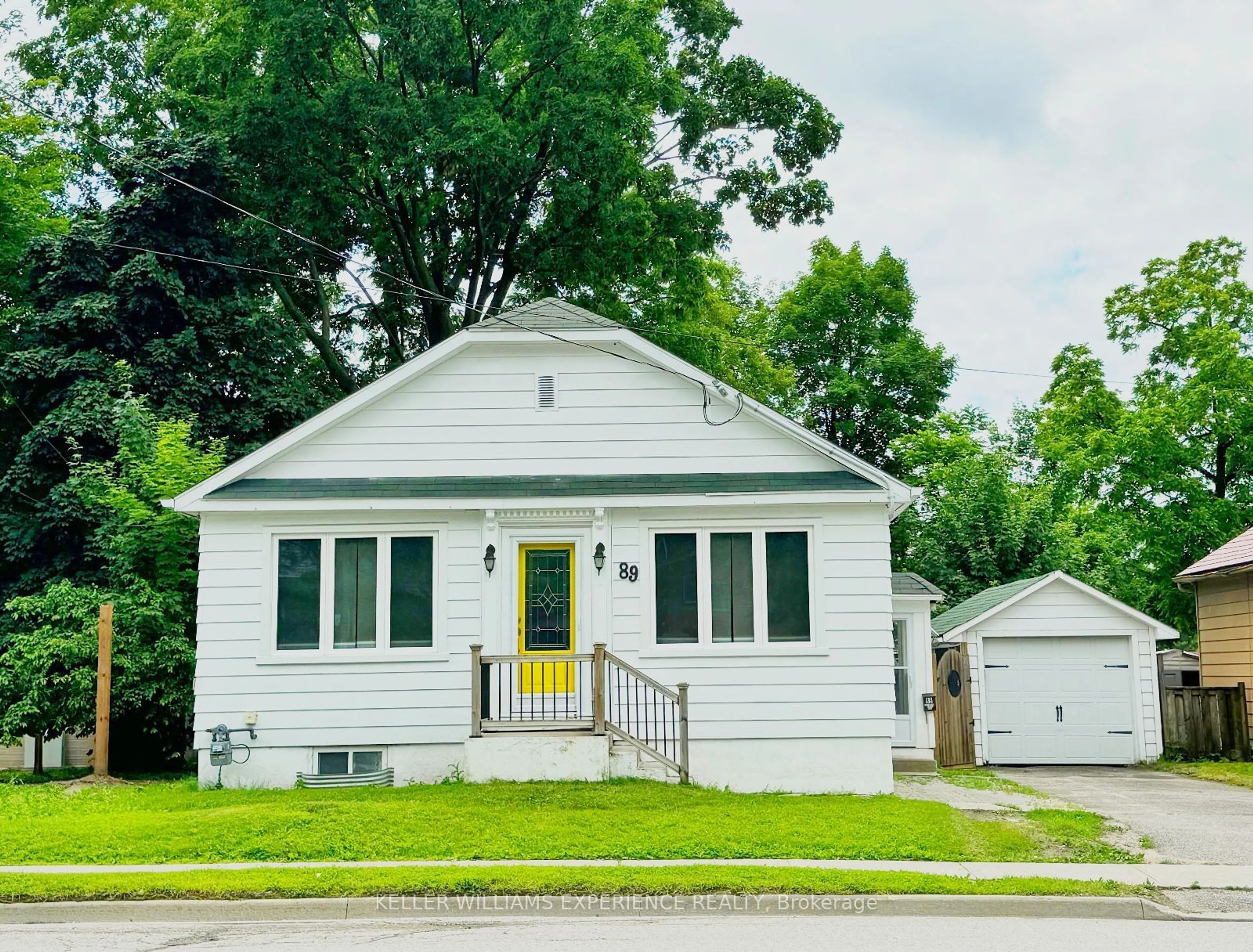 Home with vinyl exterior material for 89 Wellington St, Barrie Ontario L4N 1K8