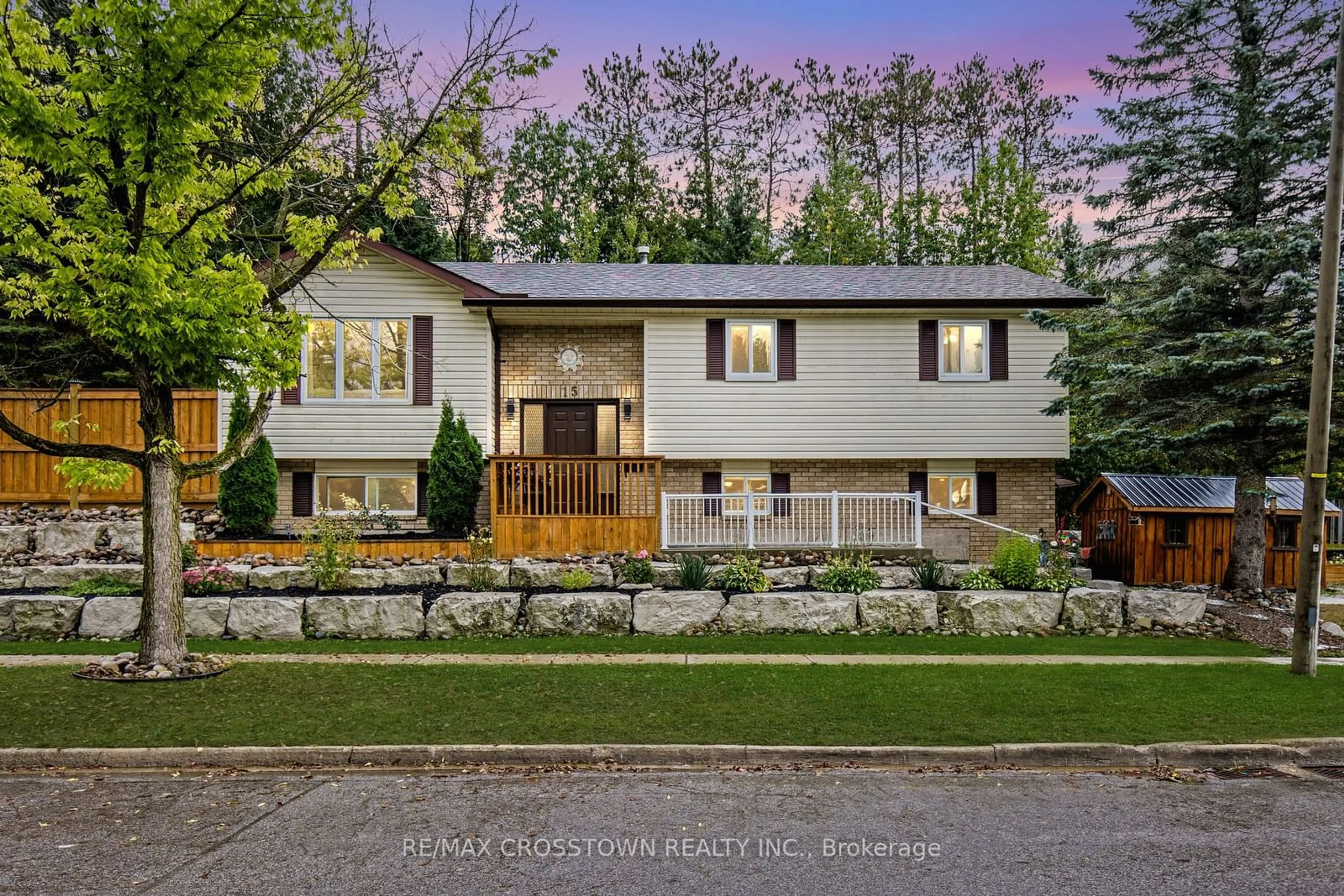 Frontside or backside of a home for 15 Bristow Crt, Barrie Ontario L4N 6T1