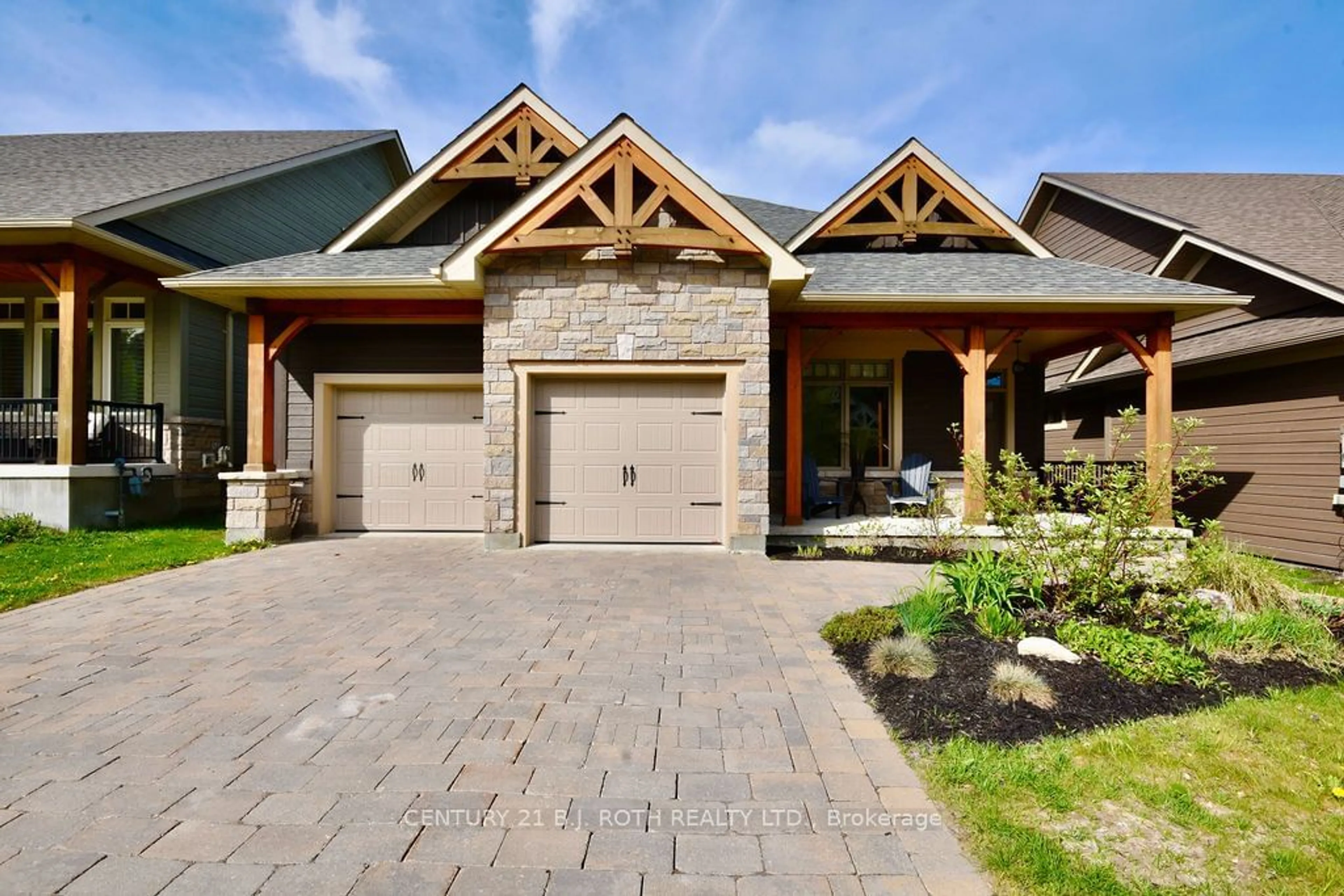 Home with brick exterior material for 32 Landscape Dr, Oro-Medonte Ontario L0L 2L0