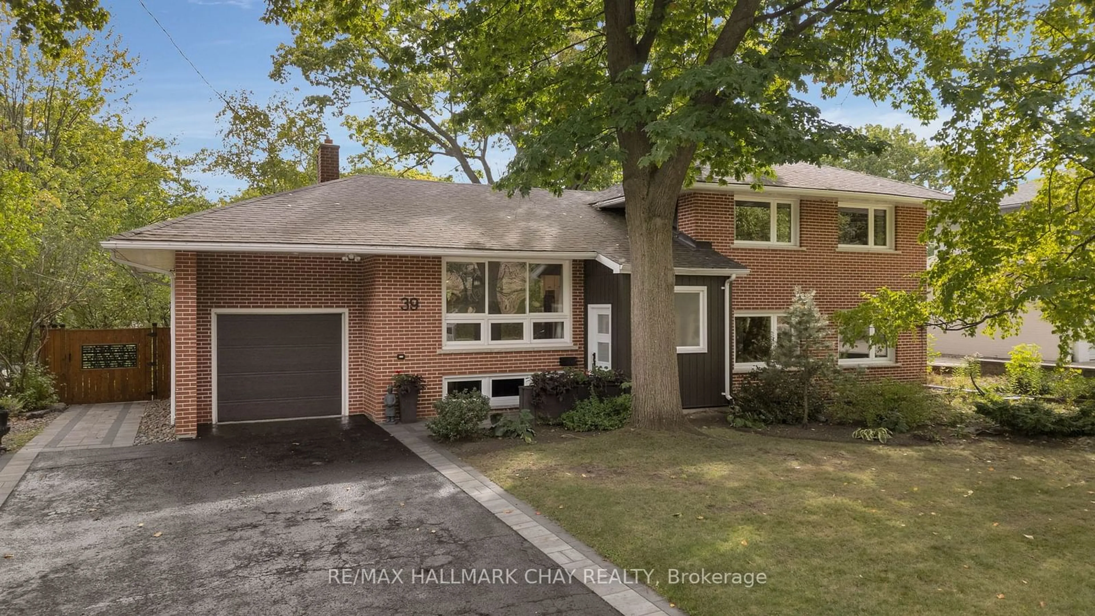 Home with brick exterior material for 39 Castle Dr, Barrie Ontario L4N 1P9