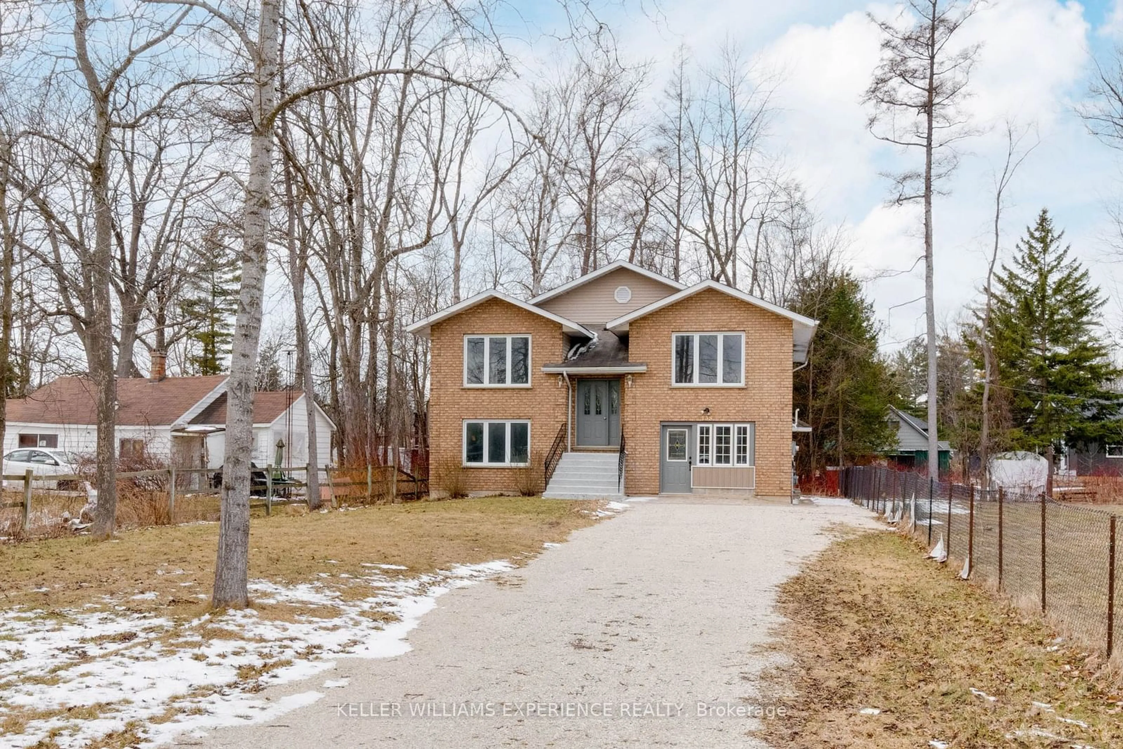 Frontside or backside of a home for 138 45th St, Wasaga Beach Ontario L9Z 1Z2