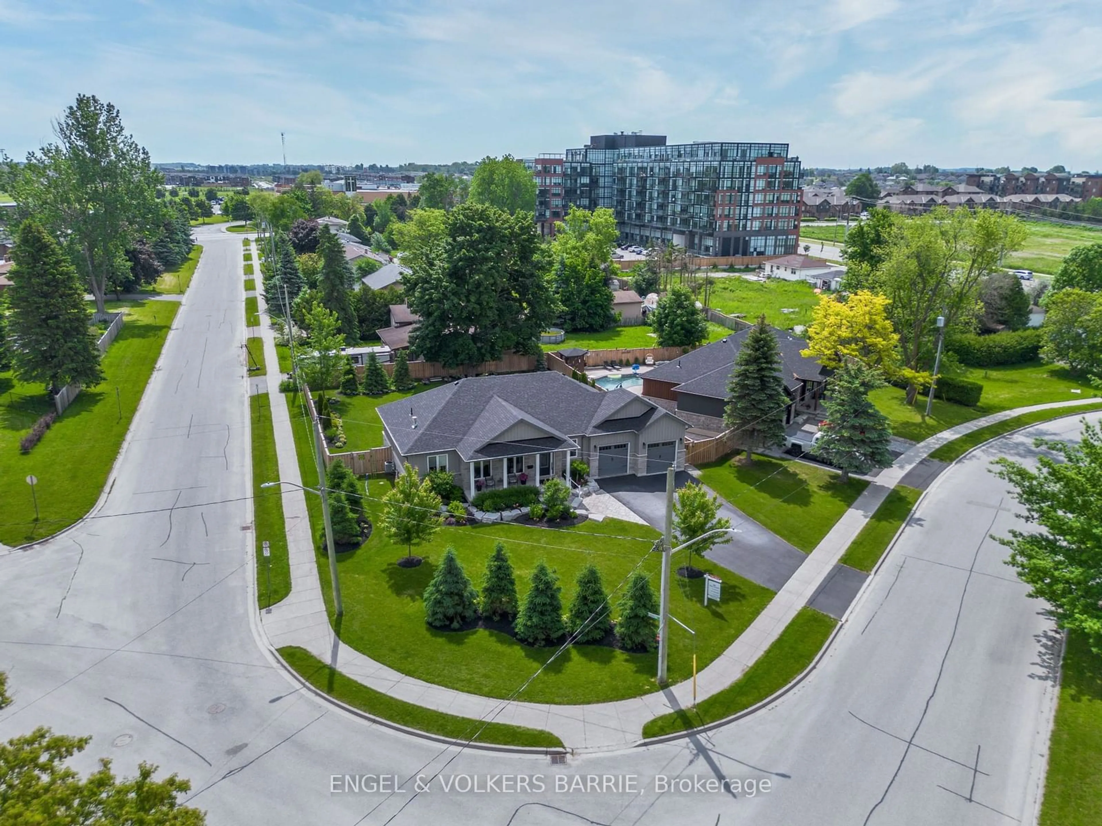 A pic from exterior of the house or condo, the street view for 203 Montgomery Dr, Barrie Ontario L4N 4G9