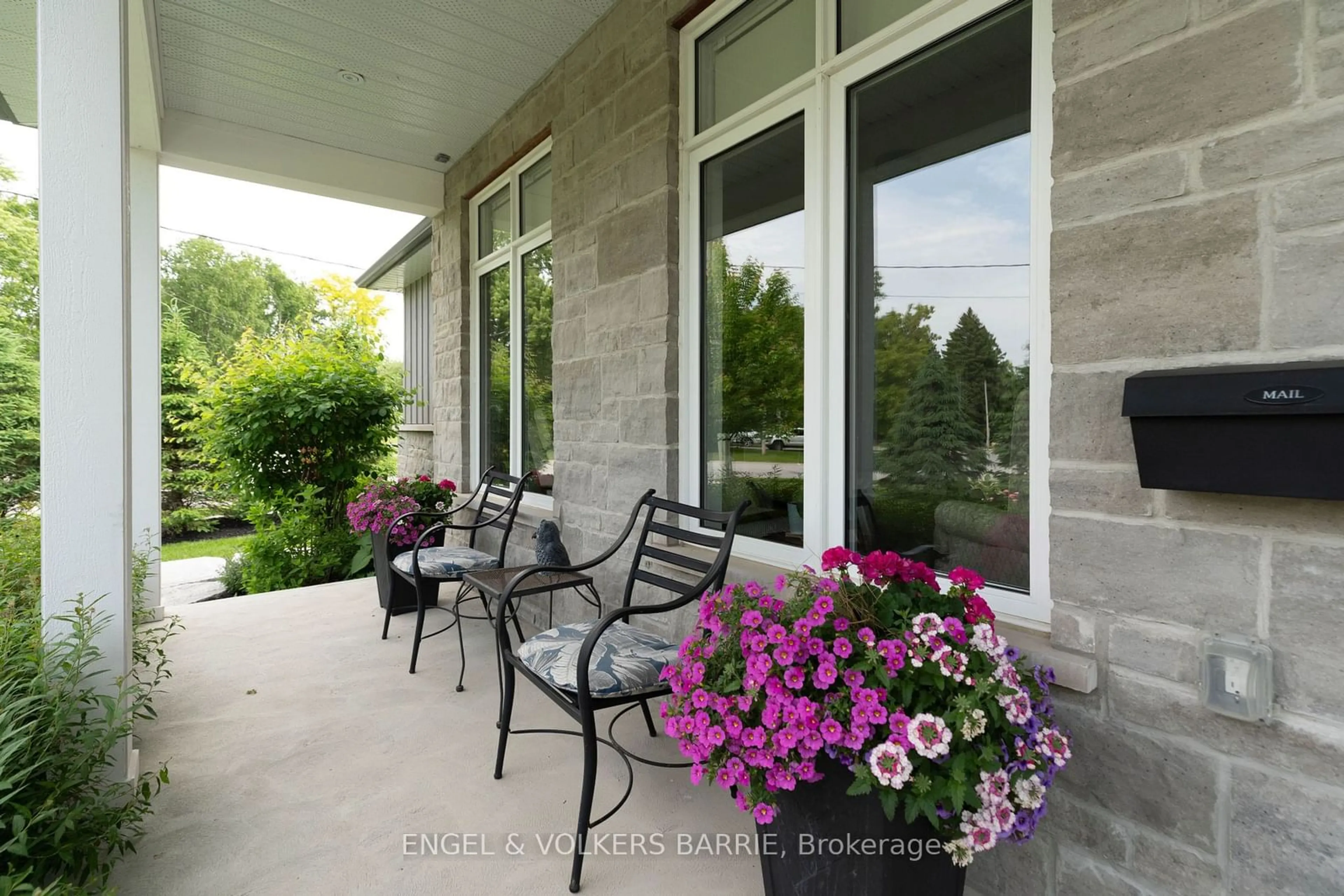 Patio, cottage for 203 Montgomery Dr, Barrie Ontario L4N 4G9