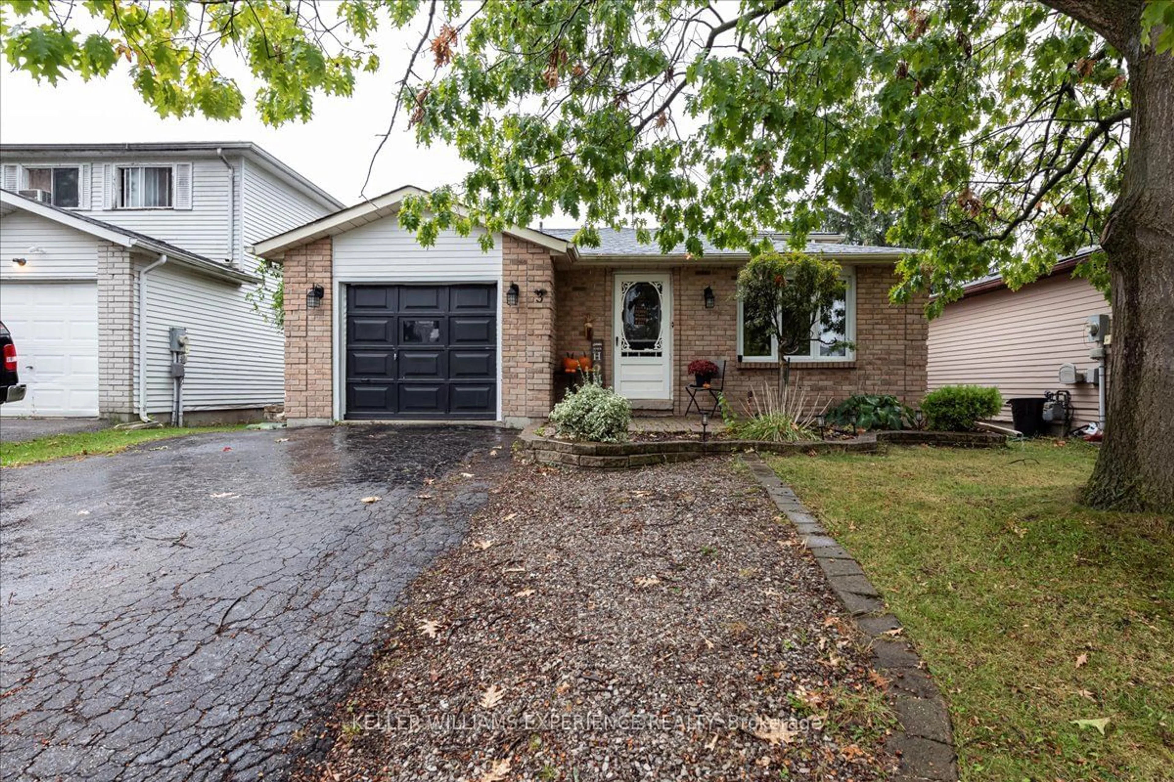 Home with brick exterior material for 3 Sinclair Crt, Barrie Ontario L4N 5X8