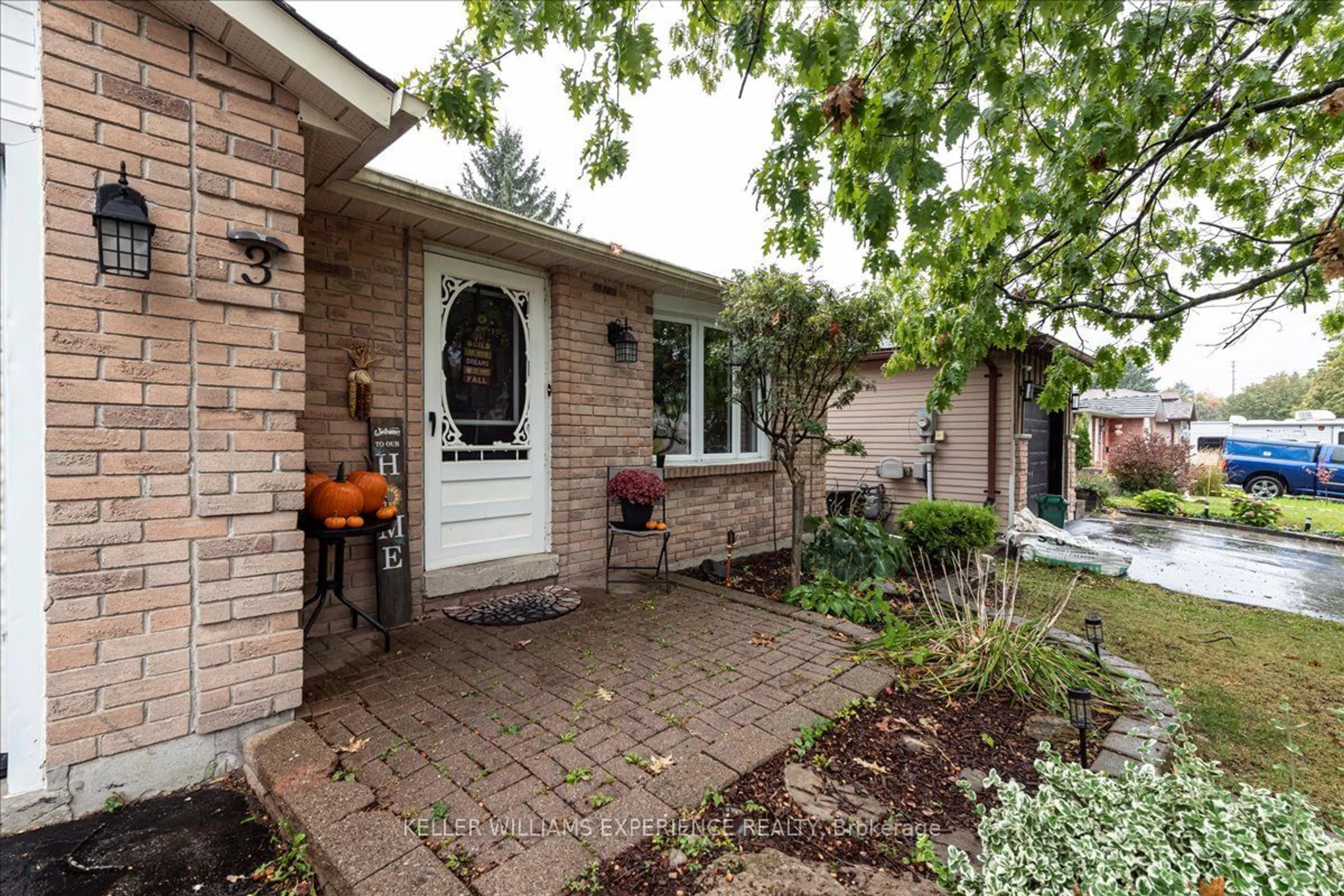 Home with brick exterior material for 3 Sinclair Crt, Barrie Ontario L4N 5X8