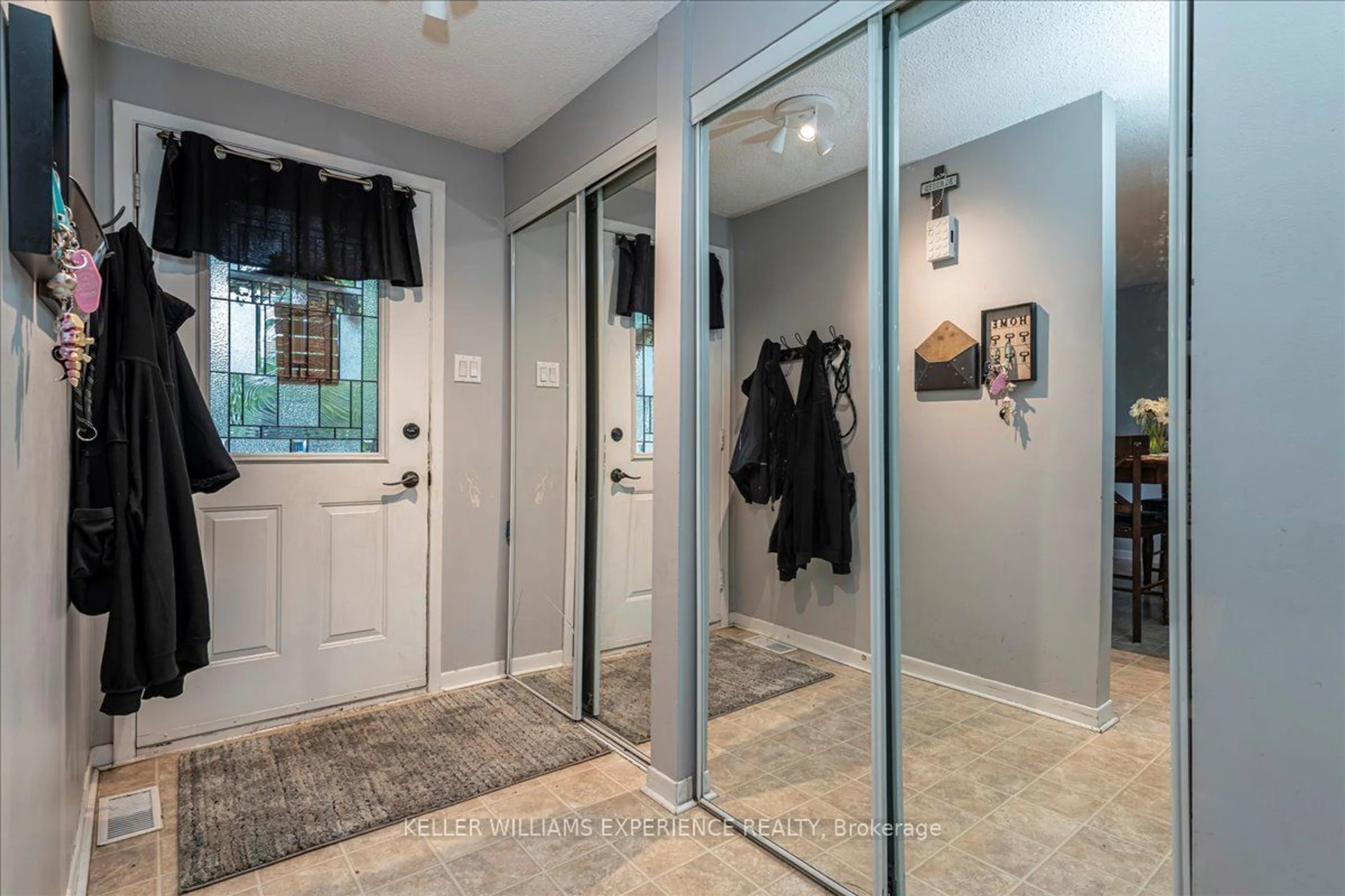 Indoor entryway, ceramic floors for 3 Sinclair Crt, Barrie Ontario L4N 5X8