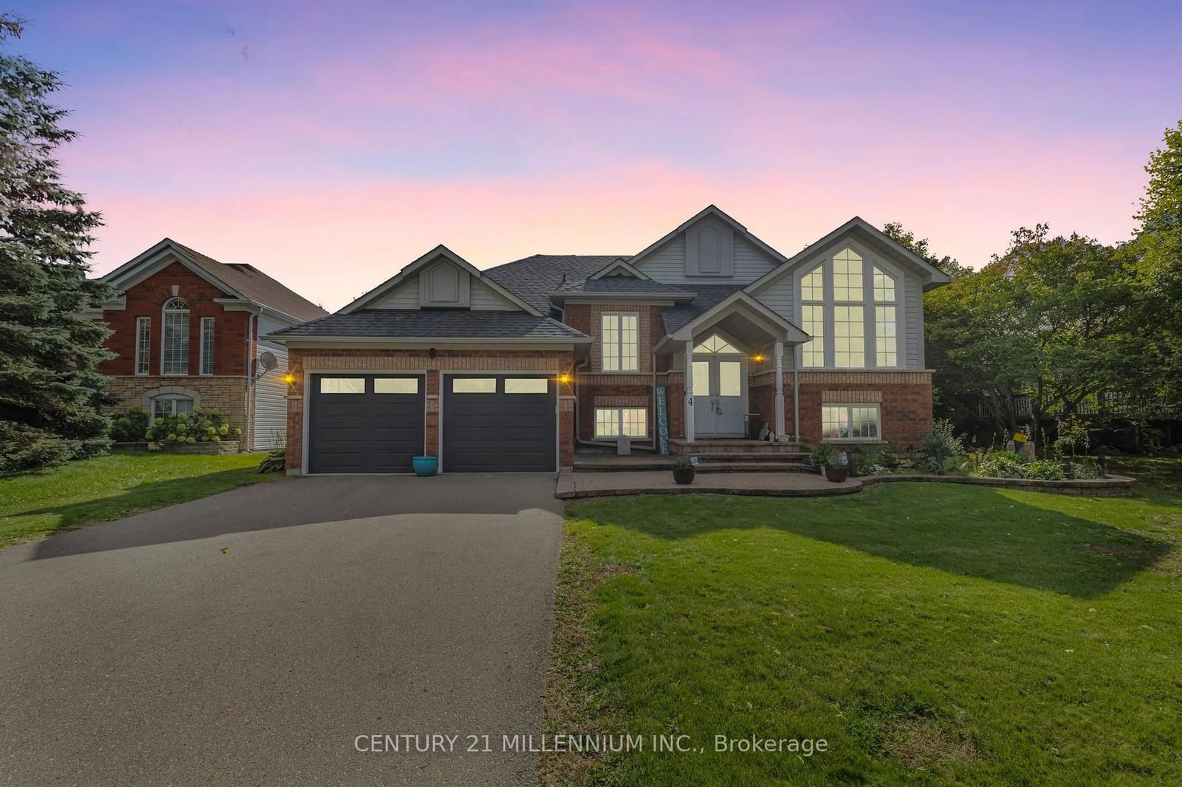 Frontside or backside of a home, the street view for 4 Foxwood Cres, Wasaga Beach Ontario L9Z 1M7