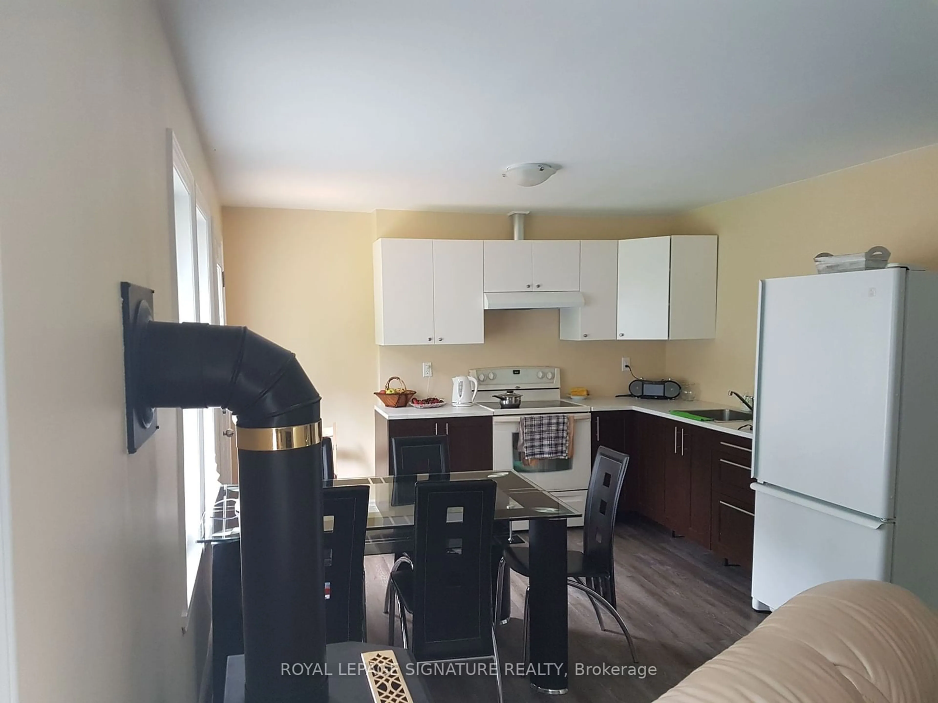 Standard kitchen, cottage for 24 Courtland St, Orillia Ontario L3V 1A5