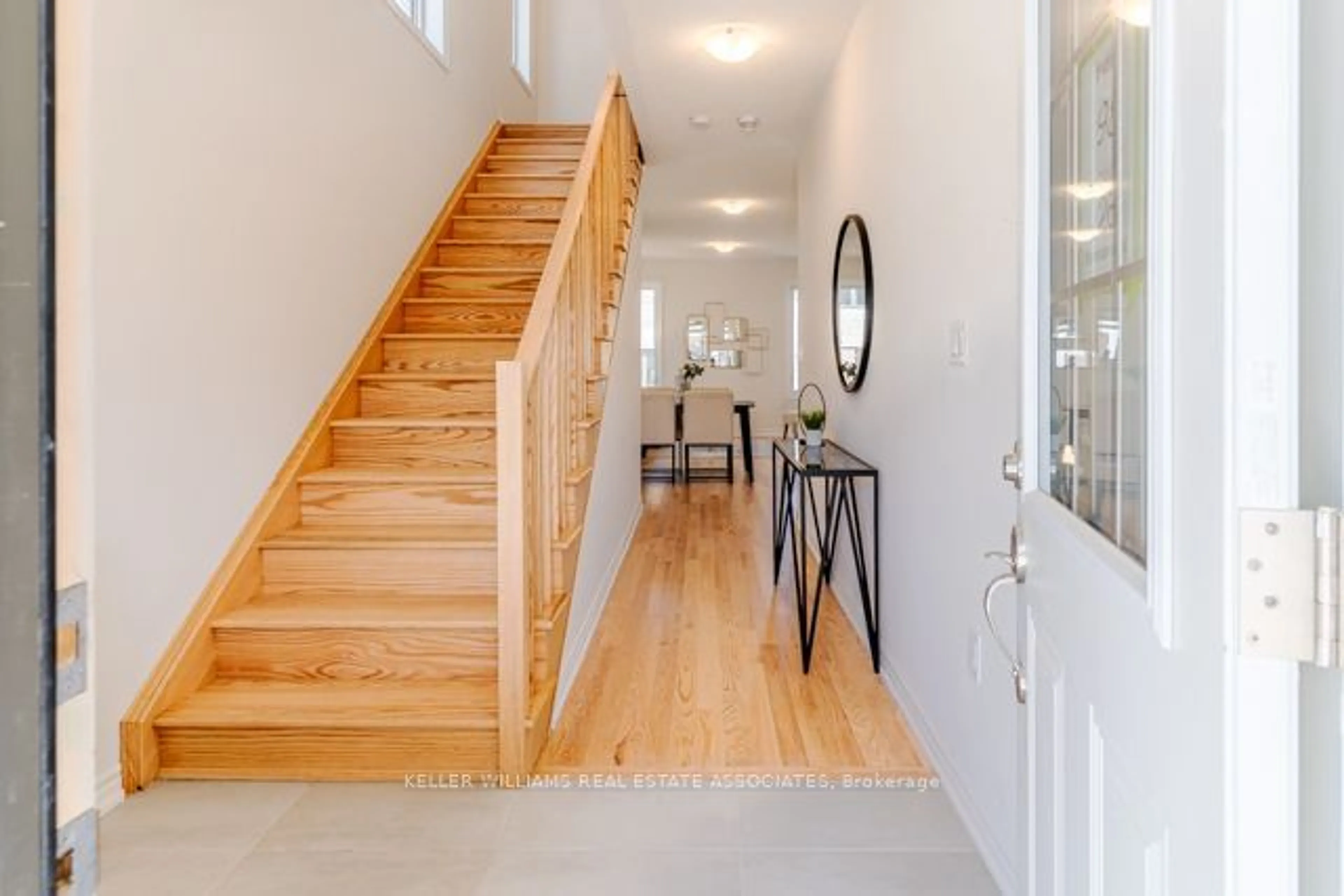 Indoor entryway, wood floors for 26 Bannister Rd, Barrie Ontario L9S 2Z8