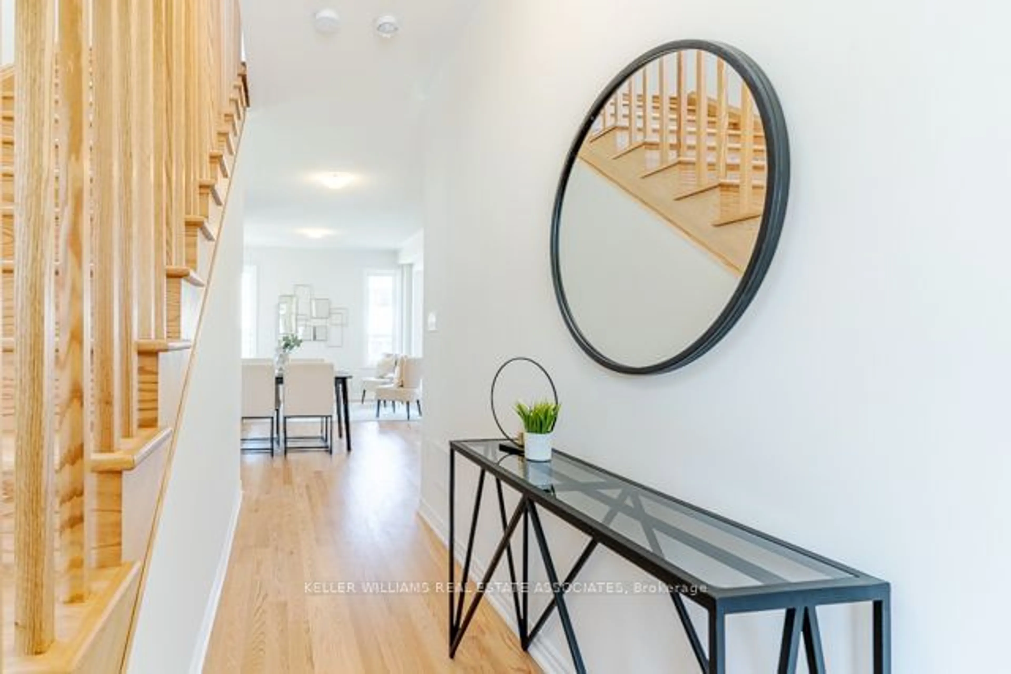 Indoor entryway, wood floors for 26 Bannister Rd, Barrie Ontario L9S 2Z8