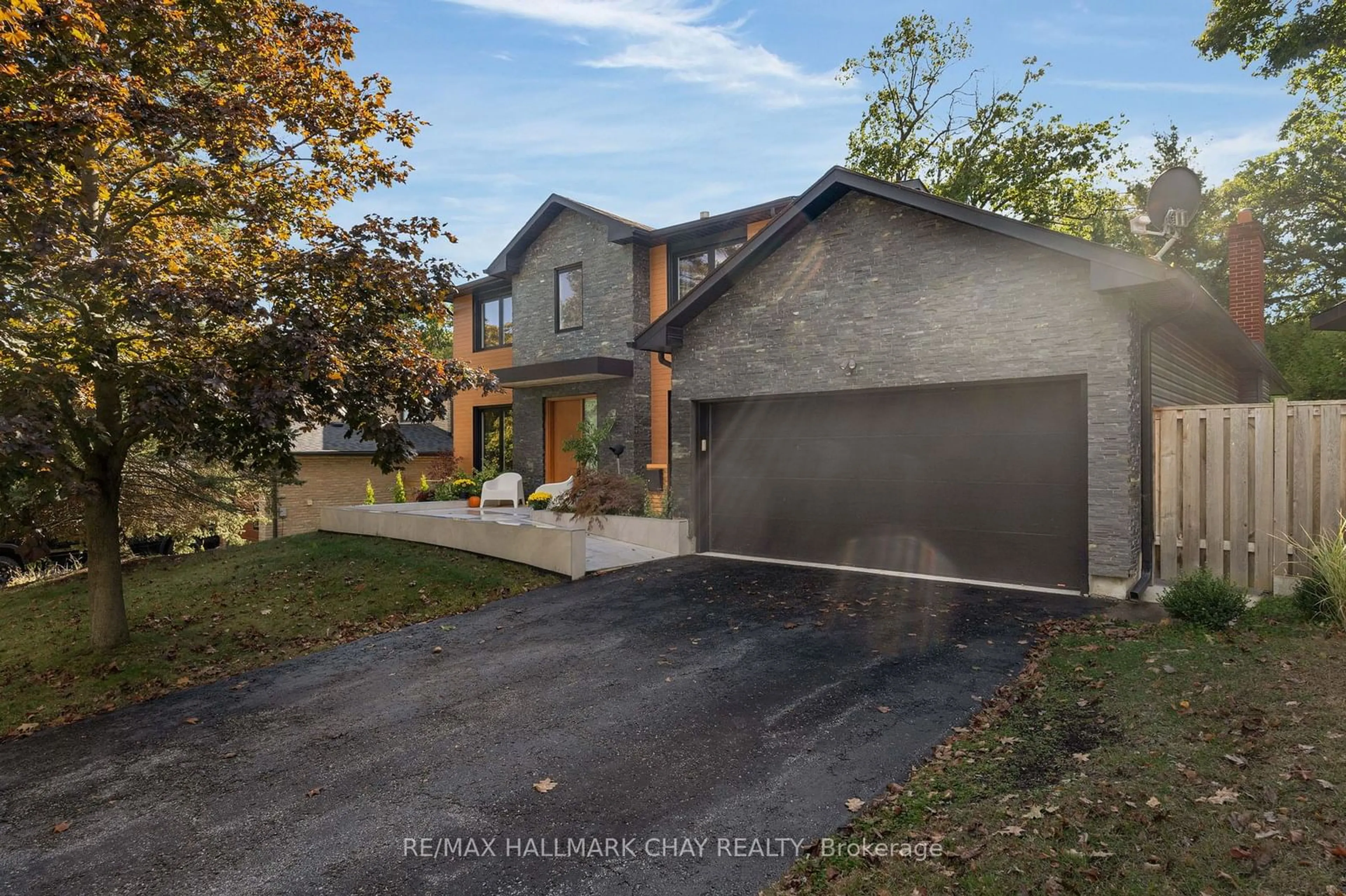 Frontside or backside of a home for 30 Valley Dr, Barrie Ontario L4N 4R9