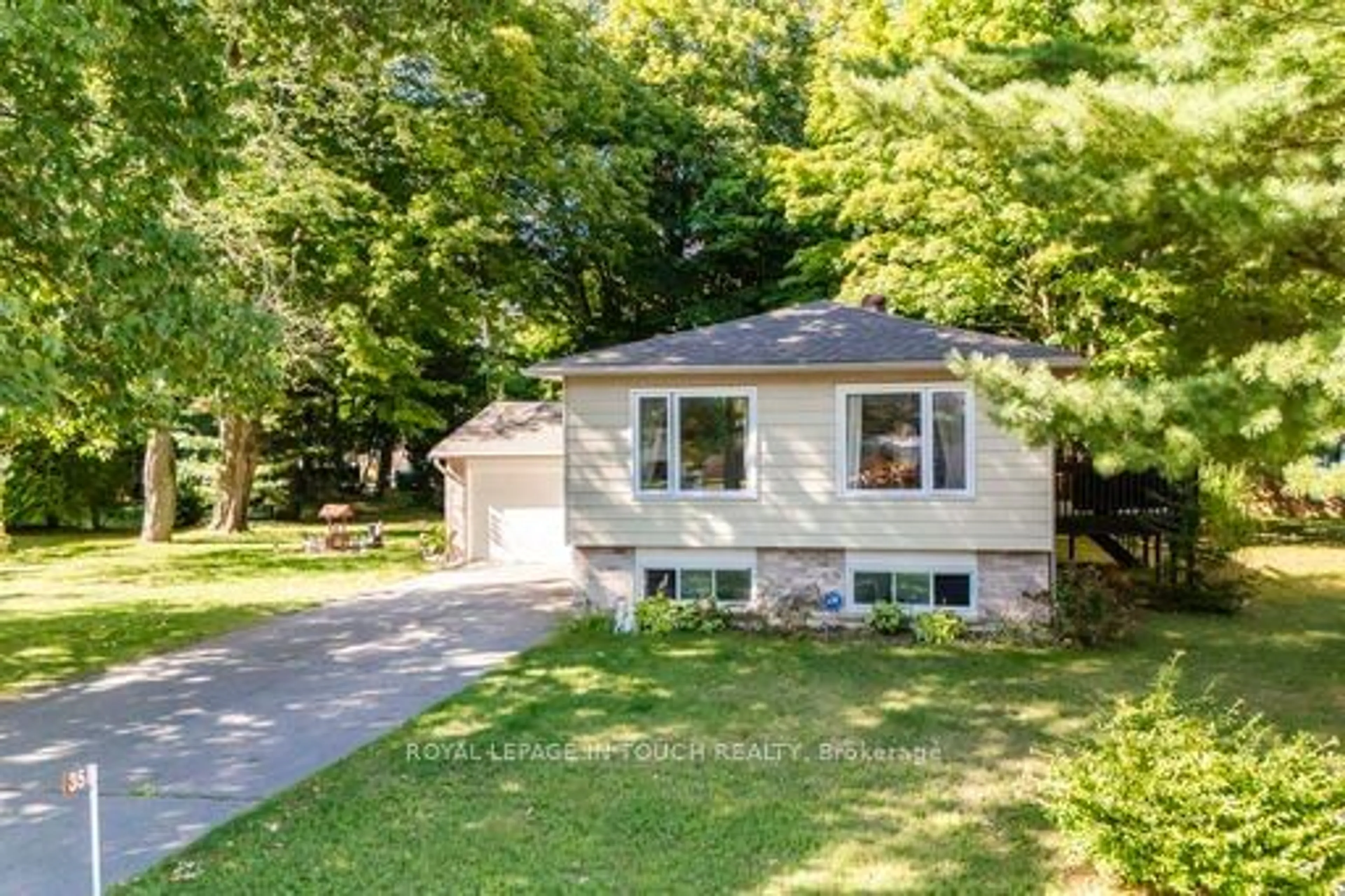 Frontside or backside of a home, cottage for 35 Dorcas Ave, Tiny Ontario L0L 2T0