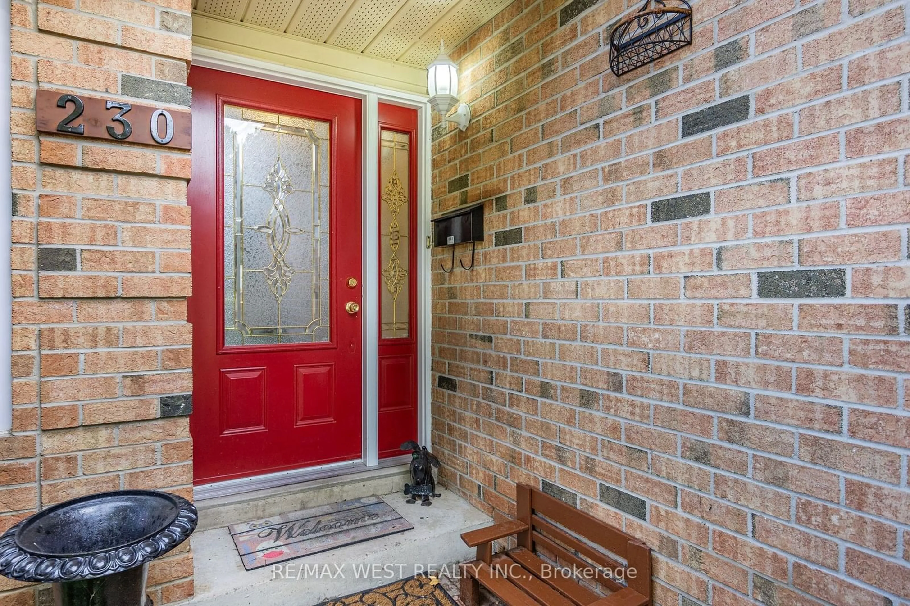 Indoor entryway, wood floors for 230 Browning Tr, Barrie Ontario L4N 5J7