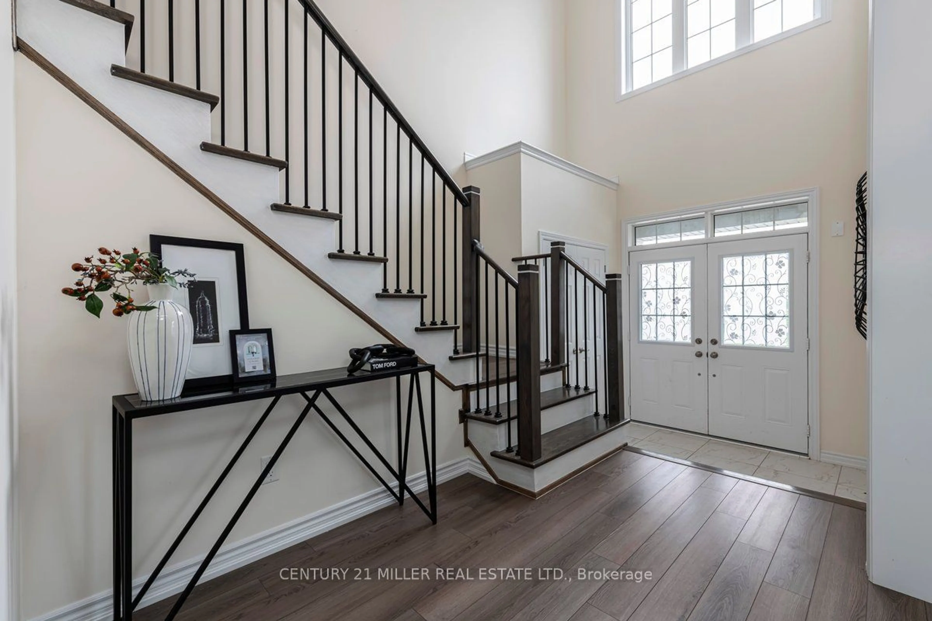 Indoor entryway, wood floors for 203 Roy Dr, Clearview Ontario L0M 1S0