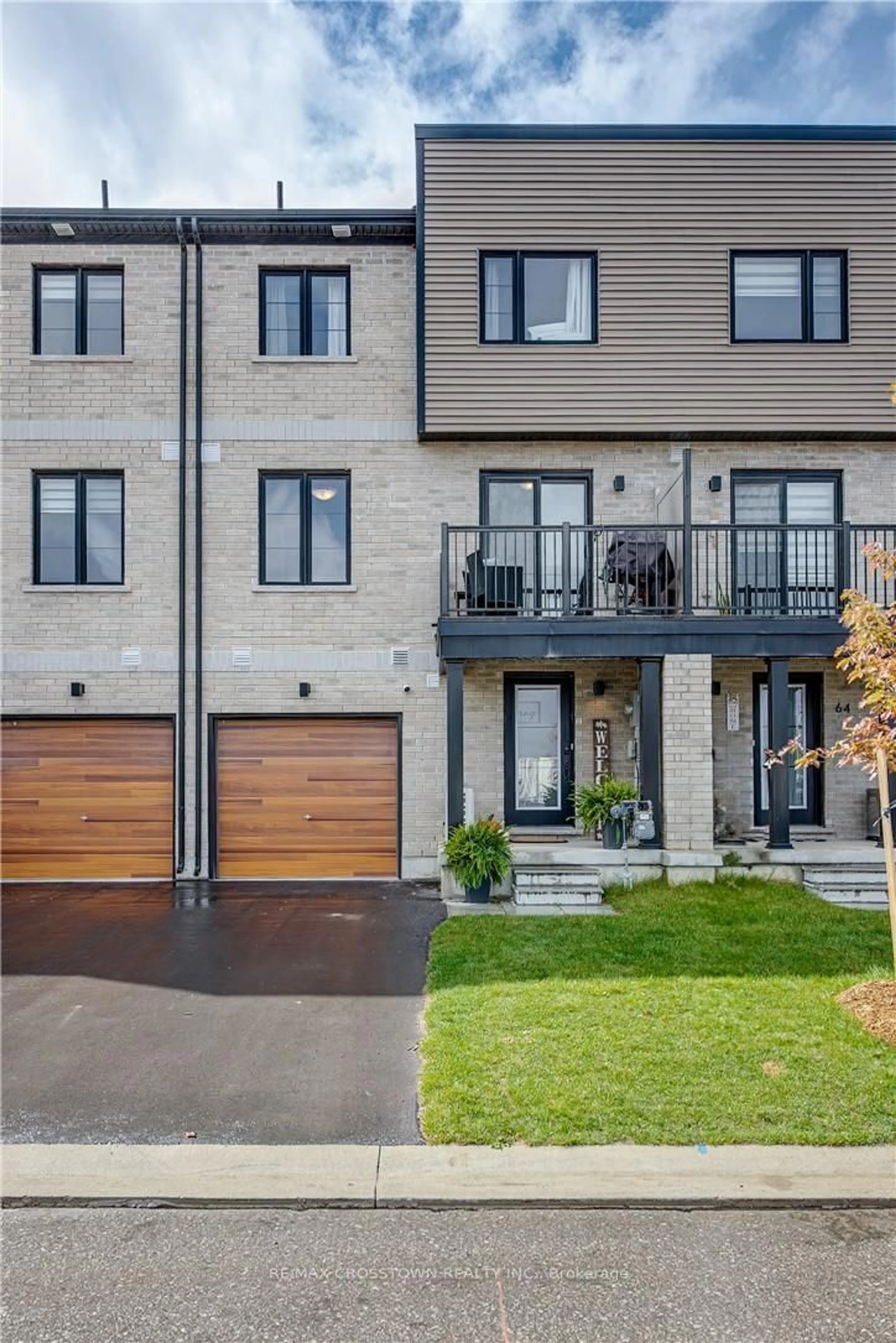 A pic from exterior of the house or condo, the street view for 66 Pumpkin Corner Cres, Barrie Ontario L9J 0T8