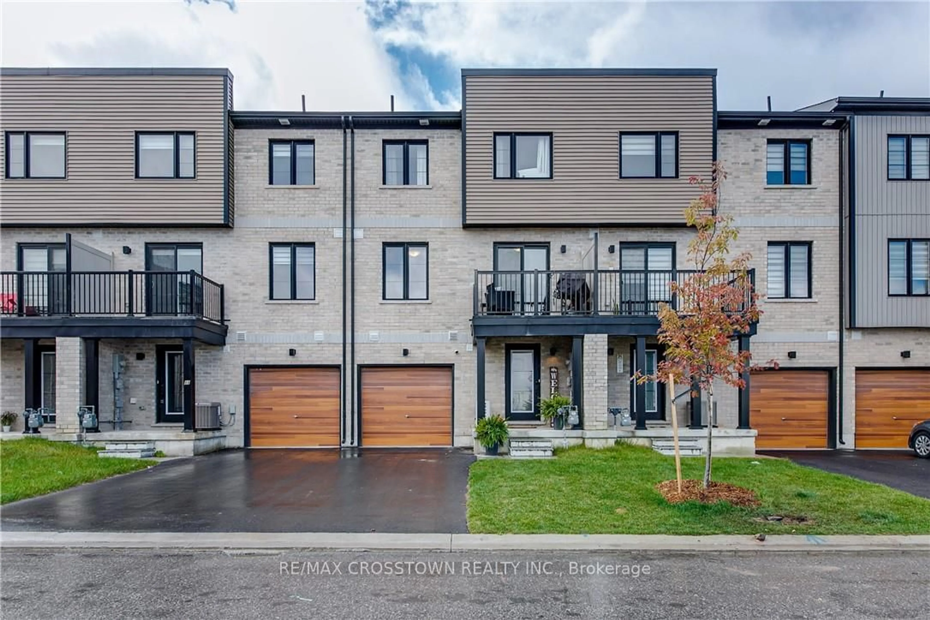 A pic from exterior of the house or condo, the front or back of building for 66 Pumpkin Corner Cres, Barrie Ontario L9J 0T8