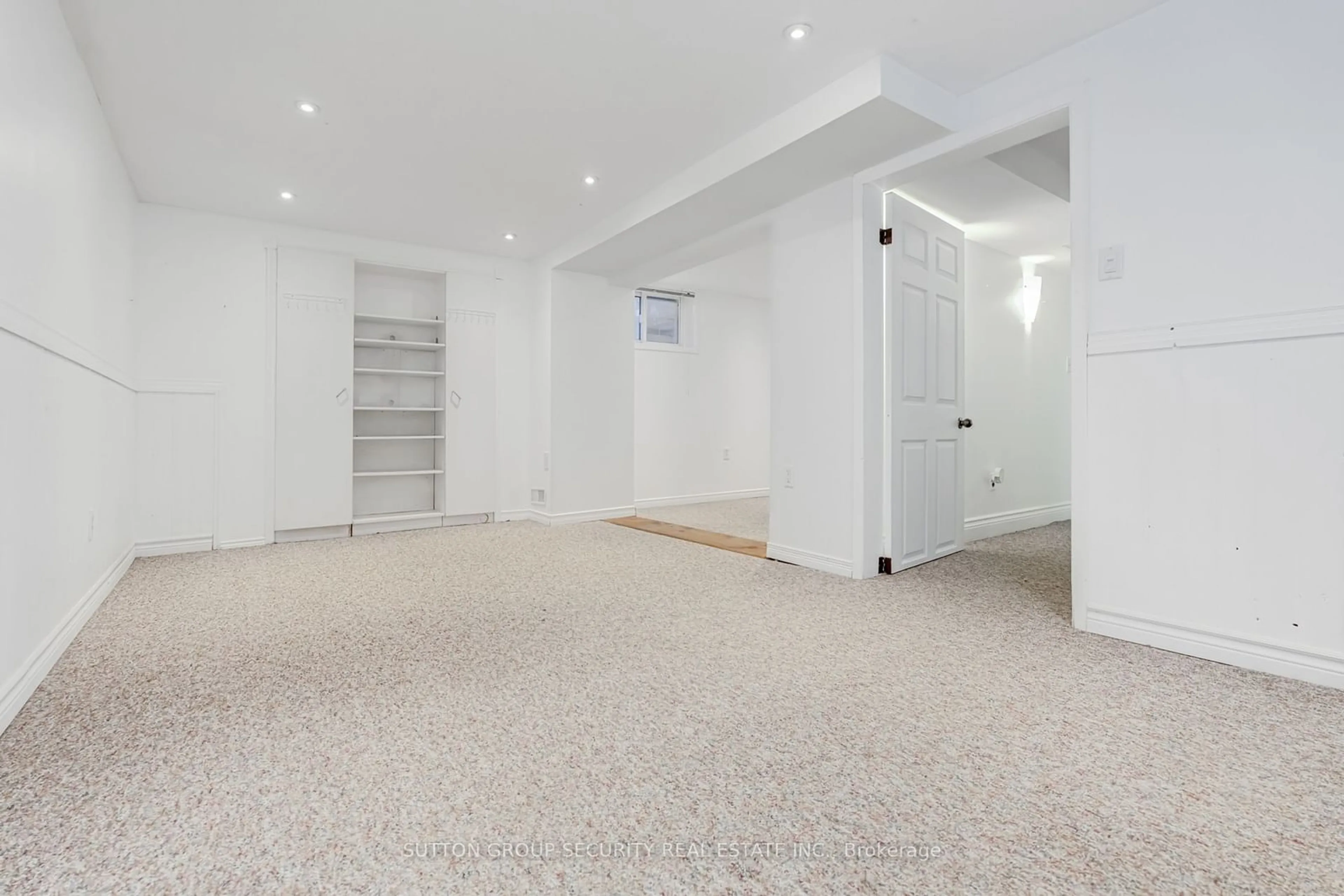 A pic of a room, carpet floors for 32 Wilson Crt, Barrie Ontario L4N 5K8