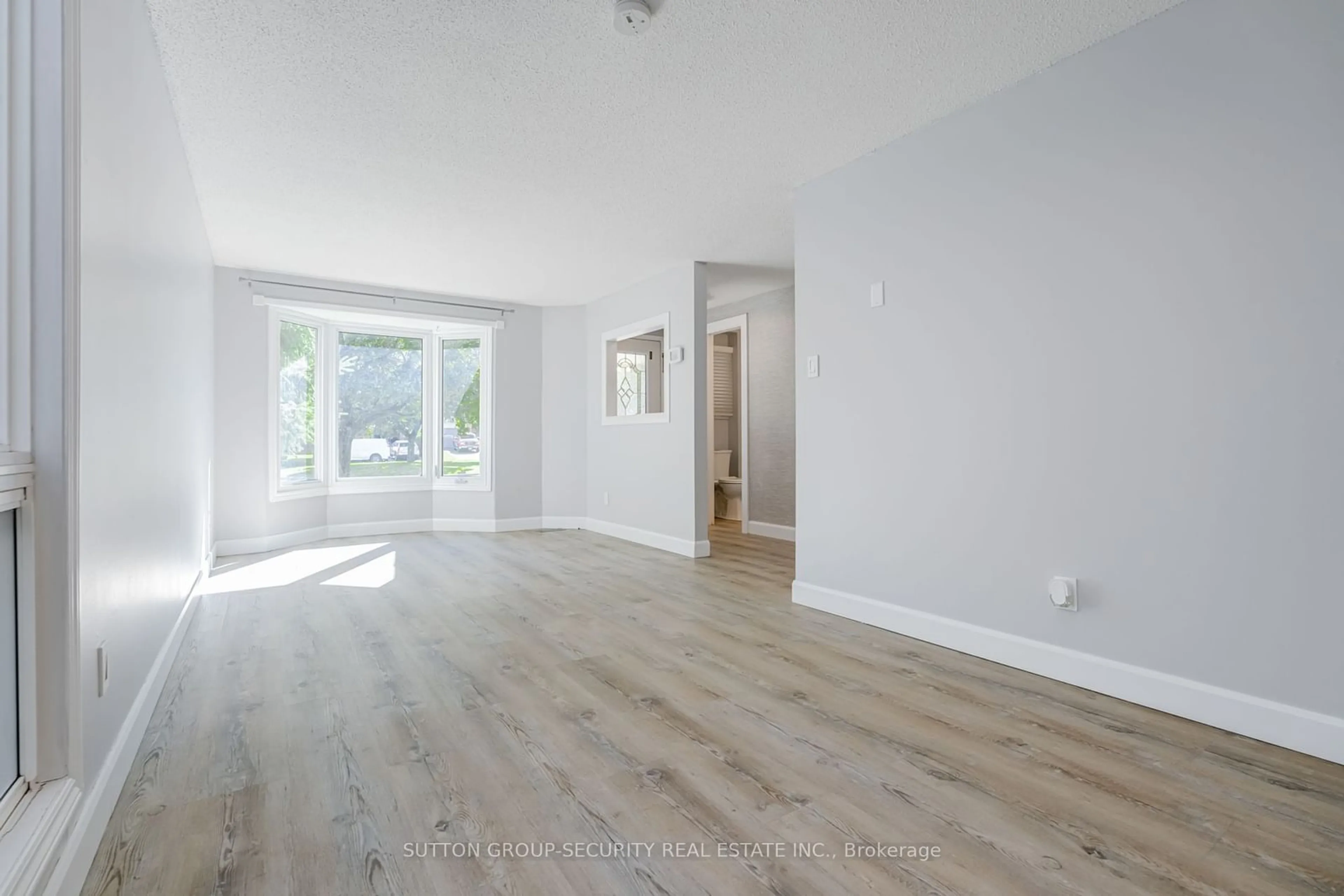 A pic of a room, wood floors for 32 Wilson Crt, Barrie Ontario L4N 5K8