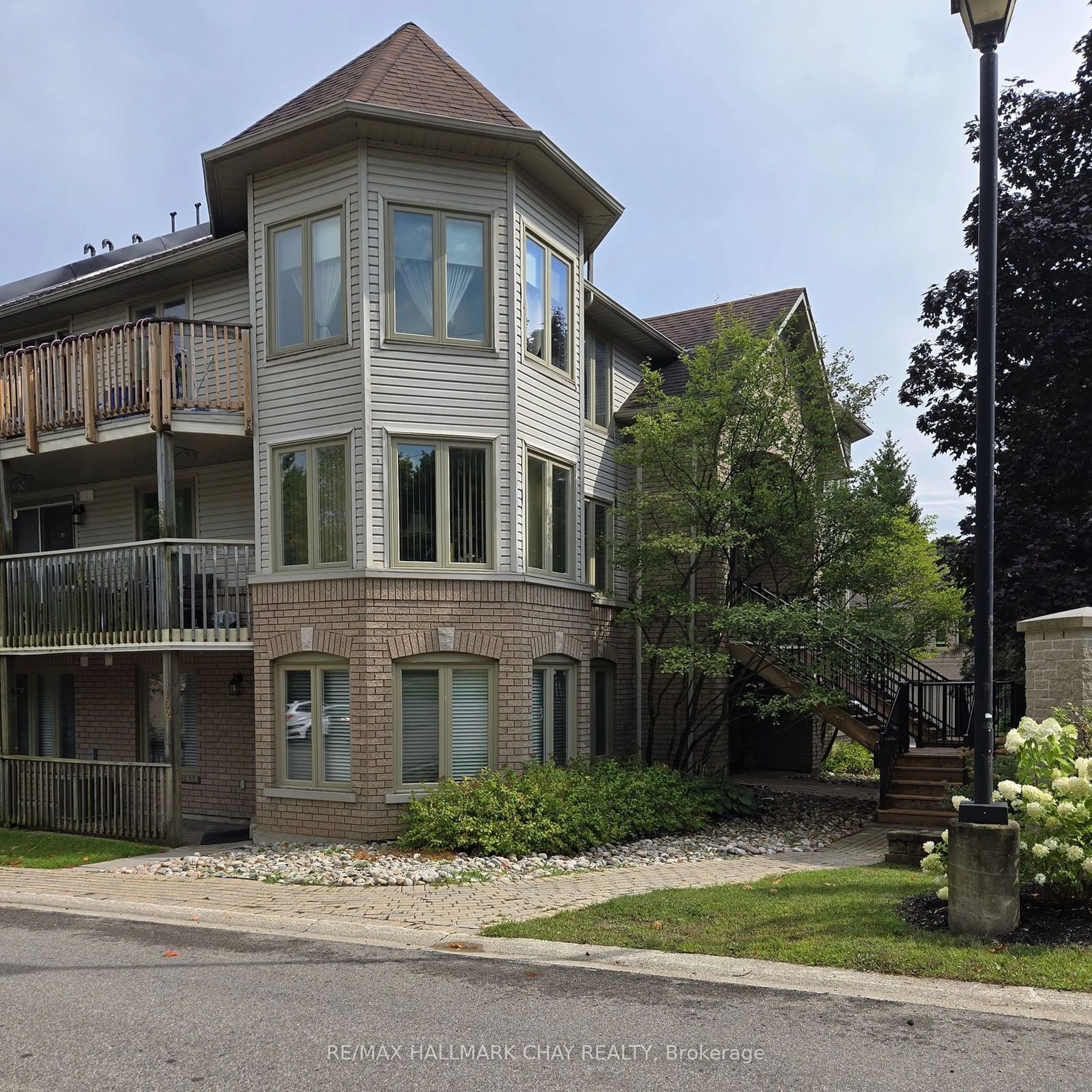 A pic from exterior of the house or condo, the street view for 492 Laclie St #201, Orillia Ontario L3V 7V2