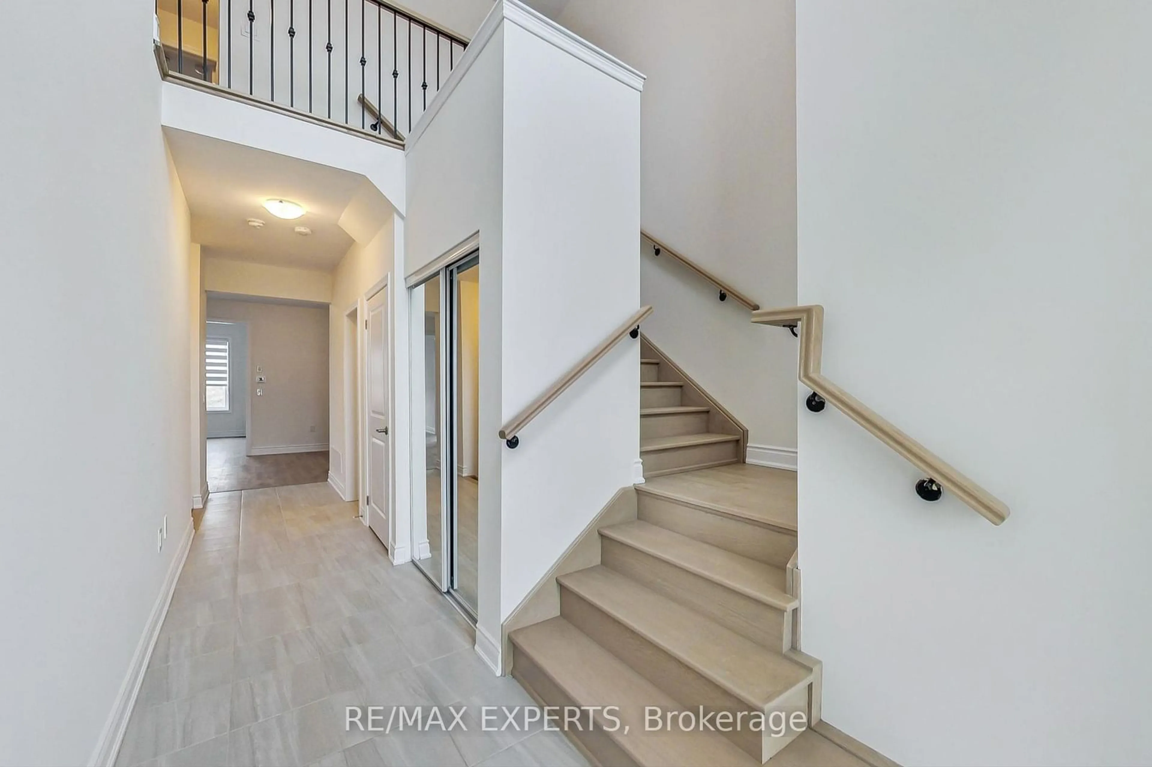 Indoor foyer, wood floors for 11 Union Blvd, Wasaga Beach Ontario L9Z 0M6