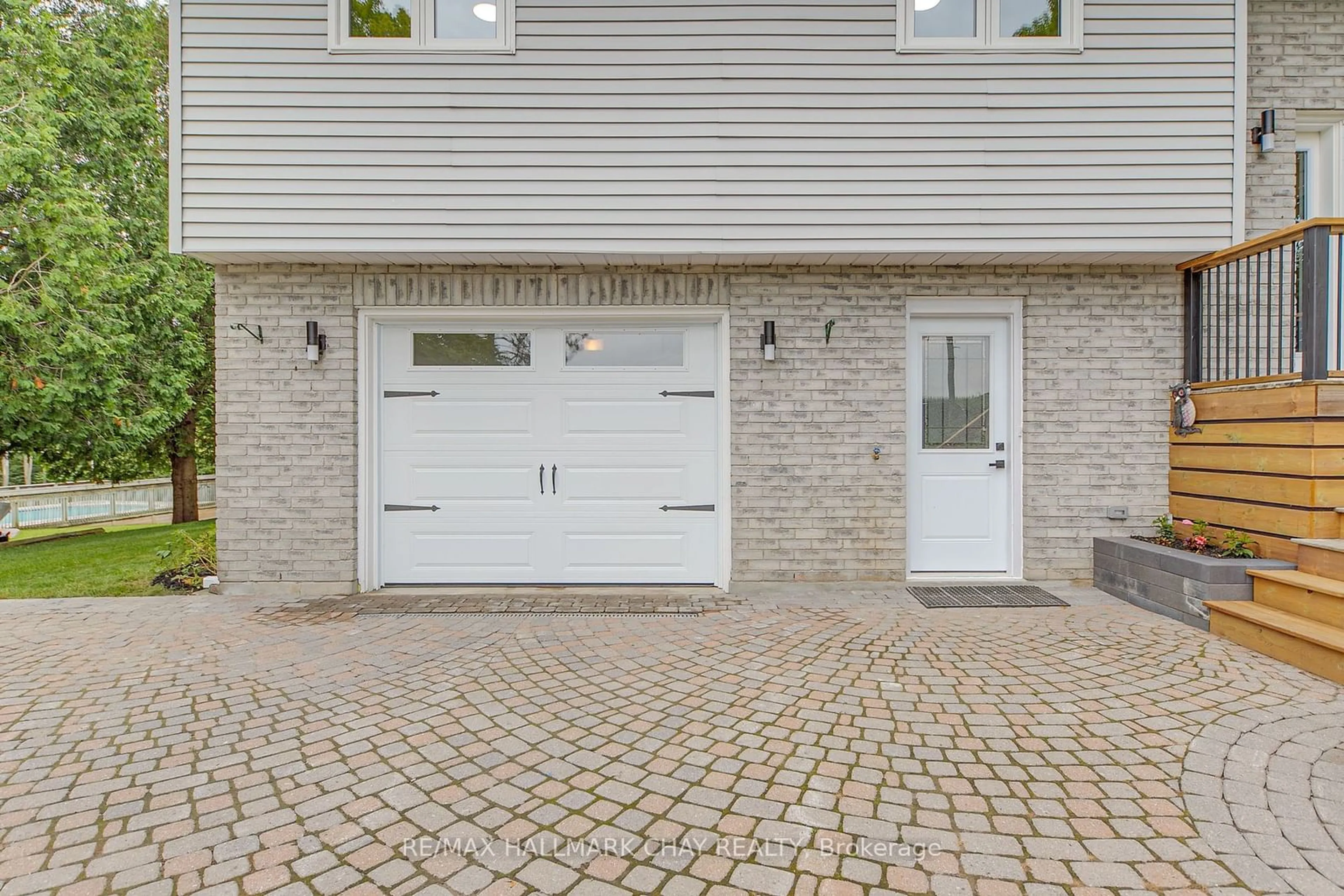 A pic from exterior of the house or condo, the street view for 622 Scarlett Line, Springwater Ontario L0L 1V0